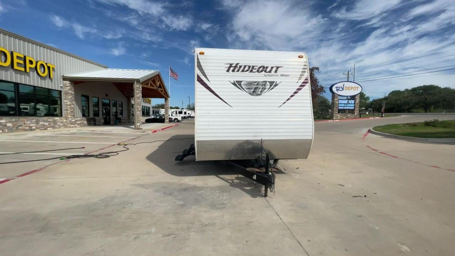 2013 WHITE KEYSTONE HIDEOUT 26RLS (4YDT26R27D7) , Length: 29.92 ft. | Dry Weight: 6,290 lbs. | Gross Weight: 7,825 lbs. | Slides: 1 transmission, located at 4319 N Main St, Cleburne, TX, 76033, (817) 678-5133, 32.385960, -97.391212 - Photo#4