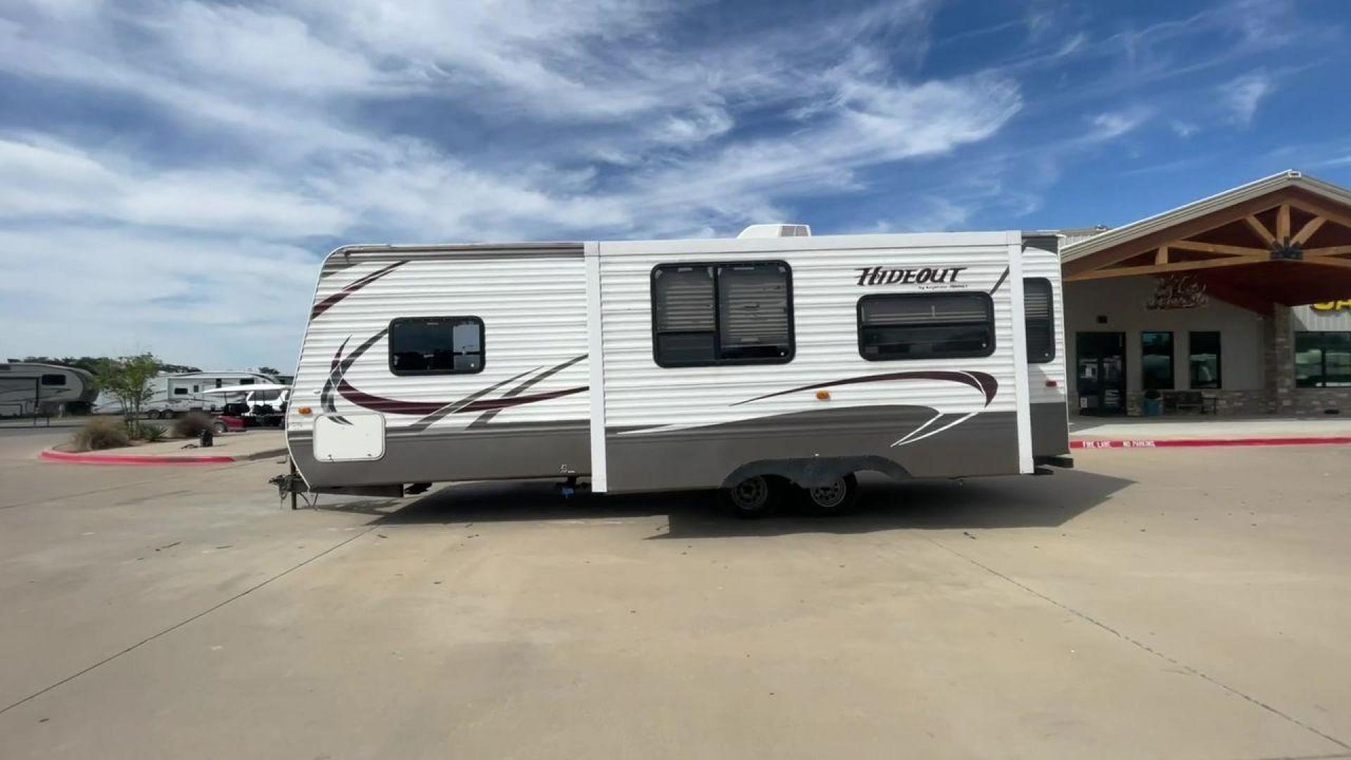 2013 WHITE KEYSTONE HIDEOUT 26RLS (4YDT26R27D7) , Length: 29.92 ft. | Dry Weight: 6,290 lbs. | Gross Weight: 7,825 lbs. | Slides: 1 transmission, located at 4319 N Main St, Cleburne, TX, 76033, (817) 678-5133, 32.385960, -97.391212 - Photo#6