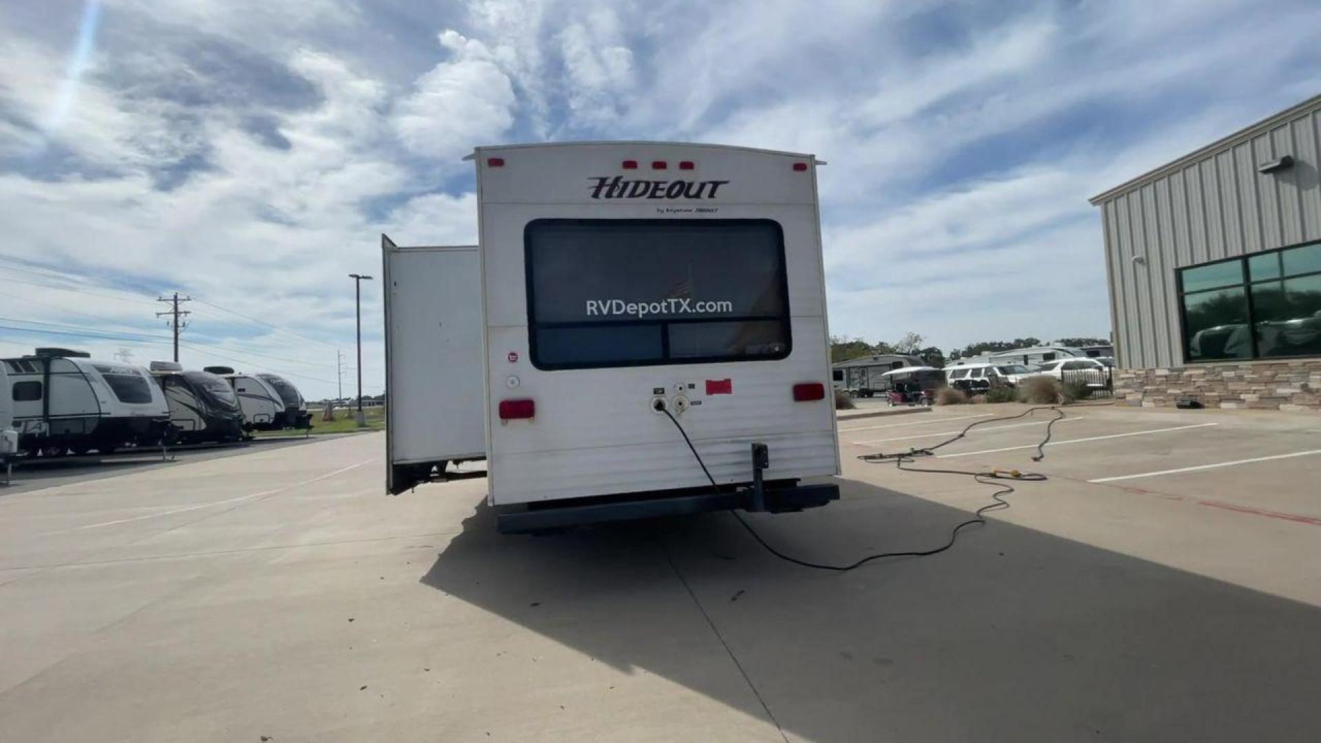 2013 WHITE KEYSTONE HIDEOUT 26RLS (4YDT26R27D7) , Length: 29.92 ft. | Dry Weight: 6,290 lbs. | Gross Weight: 7,825 lbs. | Slides: 1 transmission, located at 4319 N Main St, Cleburne, TX, 76033, (817) 678-5133, 32.385960, -97.391212 - Photo#8