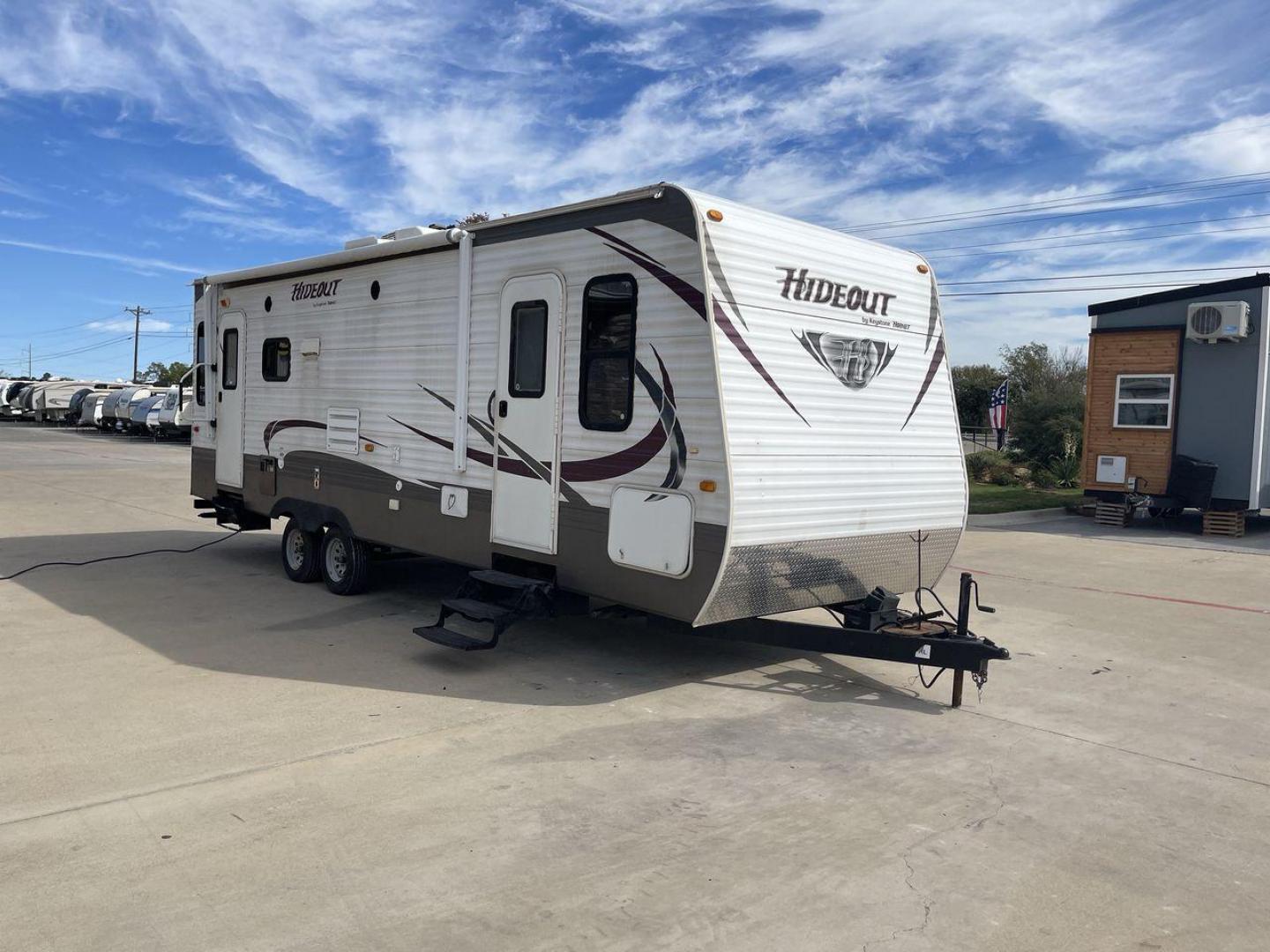 2013 WHITE KEYSTONE HIDEOUT 26RLS (4YDT26R27D7) , Length: 29.92 ft. | Dry Weight: 6,290 lbs. | Gross Weight: 7,825 lbs. | Slides: 1 transmission, located at 4319 N Main St, Cleburne, TX, 76033, (817) 678-5133, 32.385960, -97.391212 - Photo#22