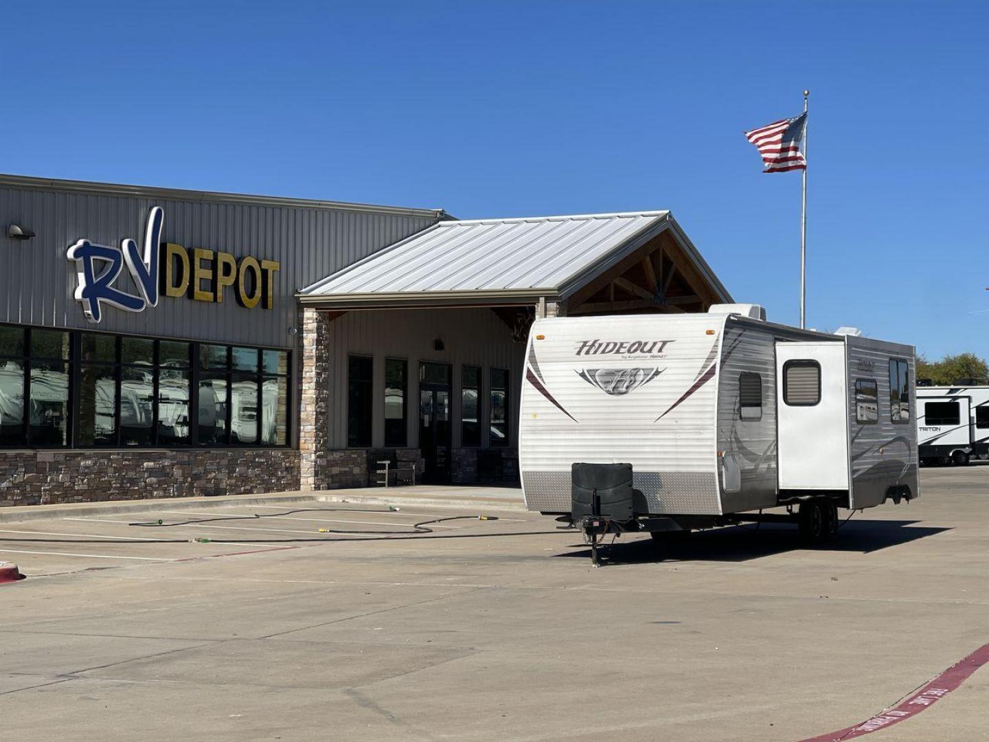 2013 KEYSTONE HIDEOUT 27RBS (4YDT27R25D7) , Length: 31.25 ft. | Dry Weight: 6,550 lbs. | Gross Weight: 9,545 lbs. | Slides: 1 transmission, located at 4319 N Main St, Cleburne, TX, 76033, (817) 678-5133, 32.385960, -97.391212 - Photo#0