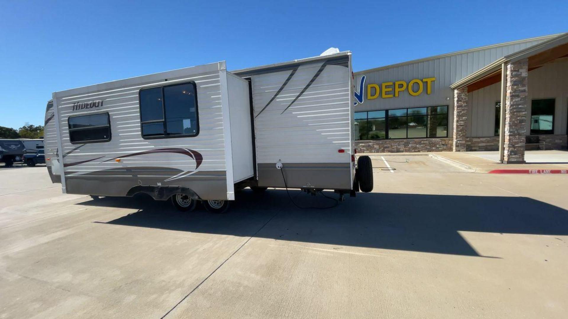 2013 KEYSTONE HIDEOUT 27RBS (4YDT27R25D7) , Length: 31.25 ft. | Dry Weight: 6,550 lbs. | Gross Weight: 9,545 lbs. | Slides: 1 transmission, located at 4319 N Main St, Cleburne, TX, 76033, (817) 678-5133, 32.385960, -97.391212 - Photo#7