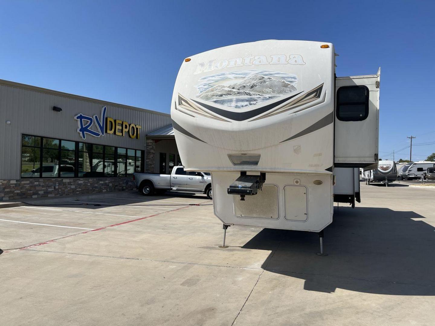 2013 WHITE KEYSTONE MONTANA 3400RL (4YDF34024D4) , Length: 37.5 ft. | Dry Weight: 12,589 lbs. | Gross Weight: 15,640 lbs. | Slides: 4 transmission, located at 4319 N Main St, Cleburne, TX, 76033, (817) 678-5133, 32.385960, -97.391212 - Photo#0