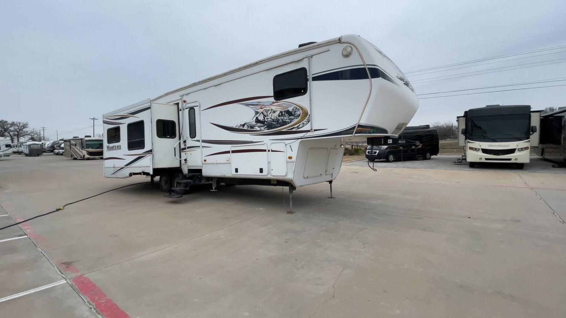 2013 TAN KEYSTONE MONTANA 3405RL - (4YDF34022D4) , Length: 37.5 ft. | Dry Weight: 12,589 lbs. | Gross Weight: 15,640 lbs. | Slides: 4 transmission, located at 4319 N Main St, Cleburne, TX, 76033, (817) 678-5133, 32.385960, -97.391212 - Photo#3