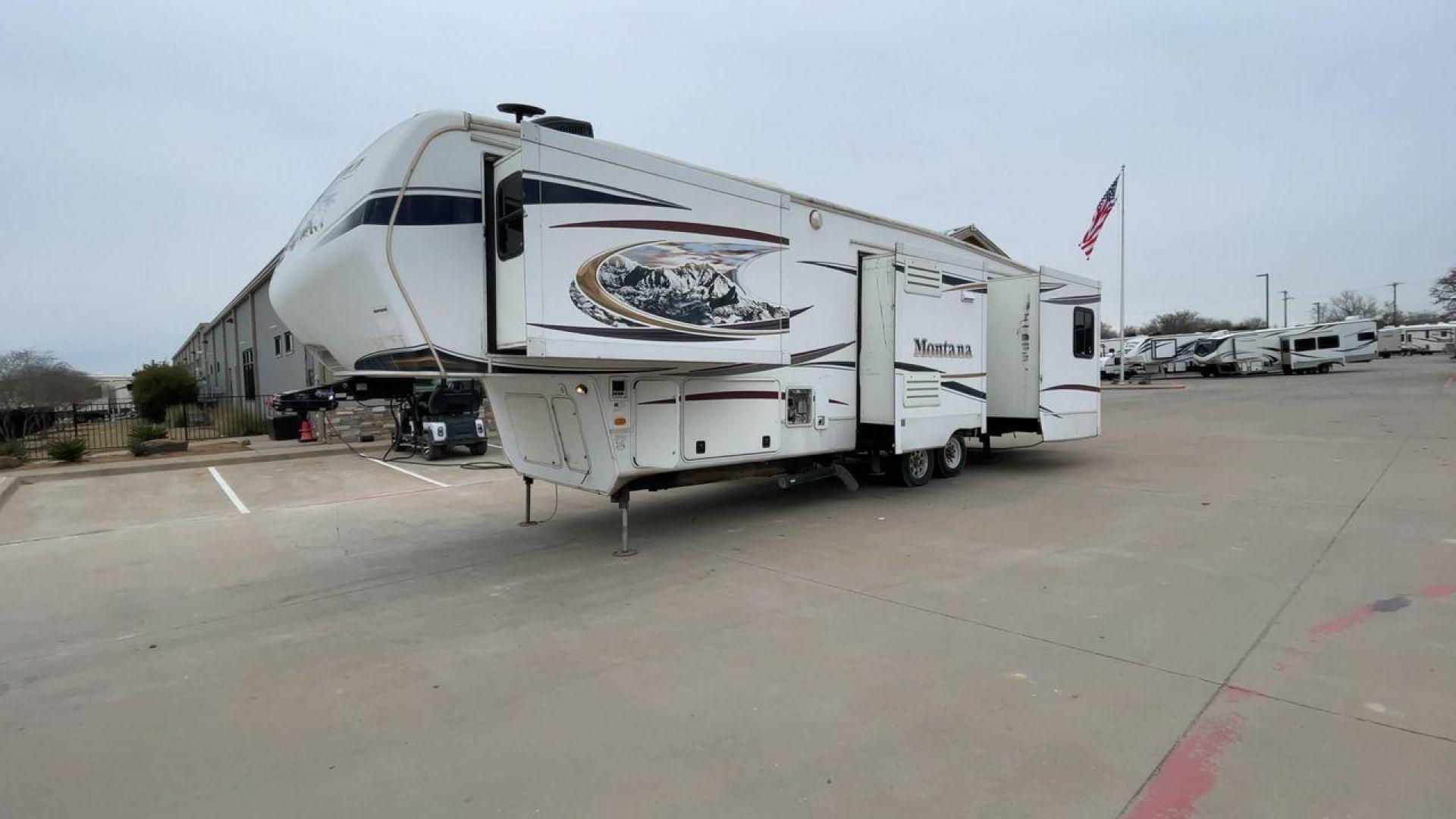 2013 TAN KEYSTONE MONTANA 3405RL - (4YDF34022D4) , Length: 37.5 ft. | Dry Weight: 12,589 lbs. | Gross Weight: 15,640 lbs. | Slides: 4 transmission, located at 4319 N Main St, Cleburne, TX, 76033, (817) 678-5133, 32.385960, -97.391212 - Photo#5