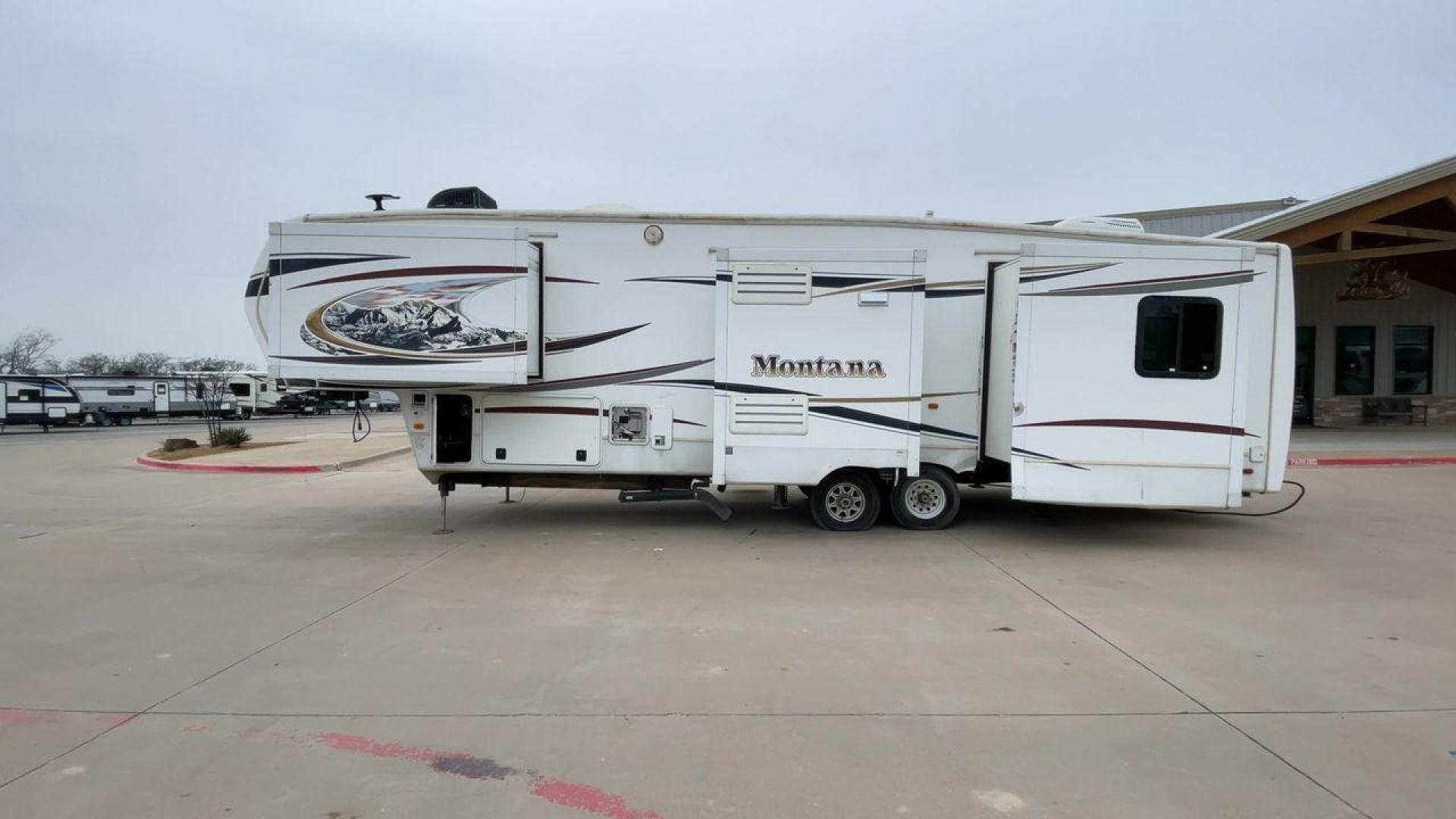 2013 TAN KEYSTONE MONTANA 3405RL - (4YDF34022D4) , Length: 37.5 ft. | Dry Weight: 12,589 lbs. | Gross Weight: 15,640 lbs. | Slides: 4 transmission, located at 4319 N Main St, Cleburne, TX, 76033, (817) 678-5133, 32.385960, -97.391212 - Photo#6