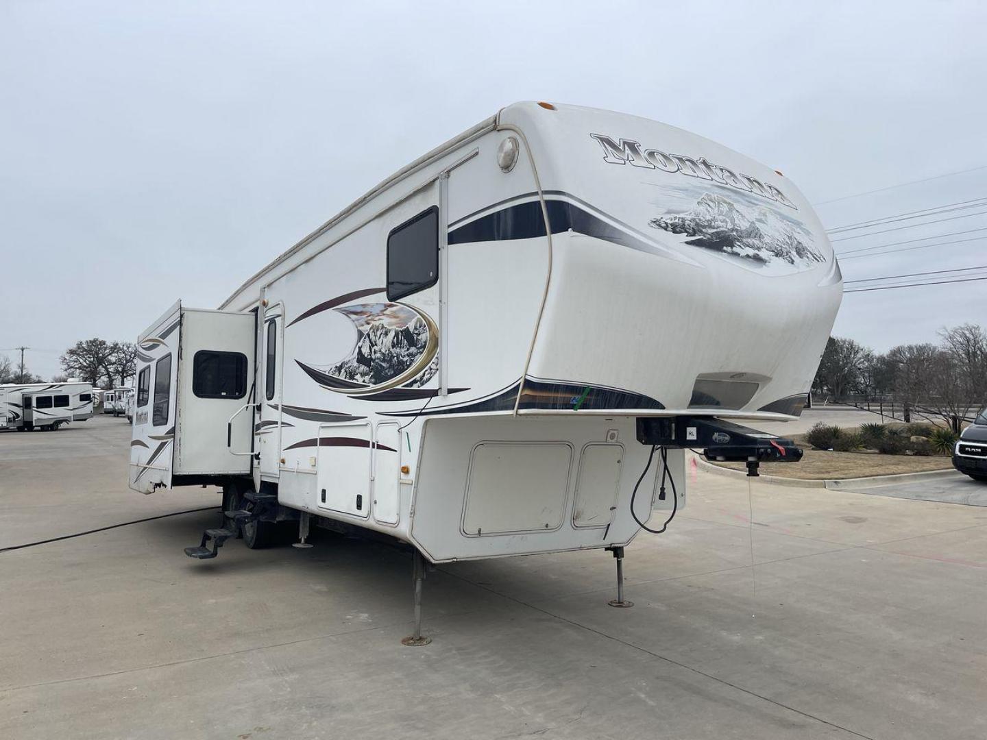 2013 TAN KEYSTONE MONTANA 3405RL - (4YDF34022D4) , Length: 37.5 ft. | Dry Weight: 12,589 lbs. | Gross Weight: 15,640 lbs. | Slides: 4 transmission, located at 4319 N Main St, Cleburne, TX, 76033, (817) 678-5133, 32.385960, -97.391212 - Photo#23