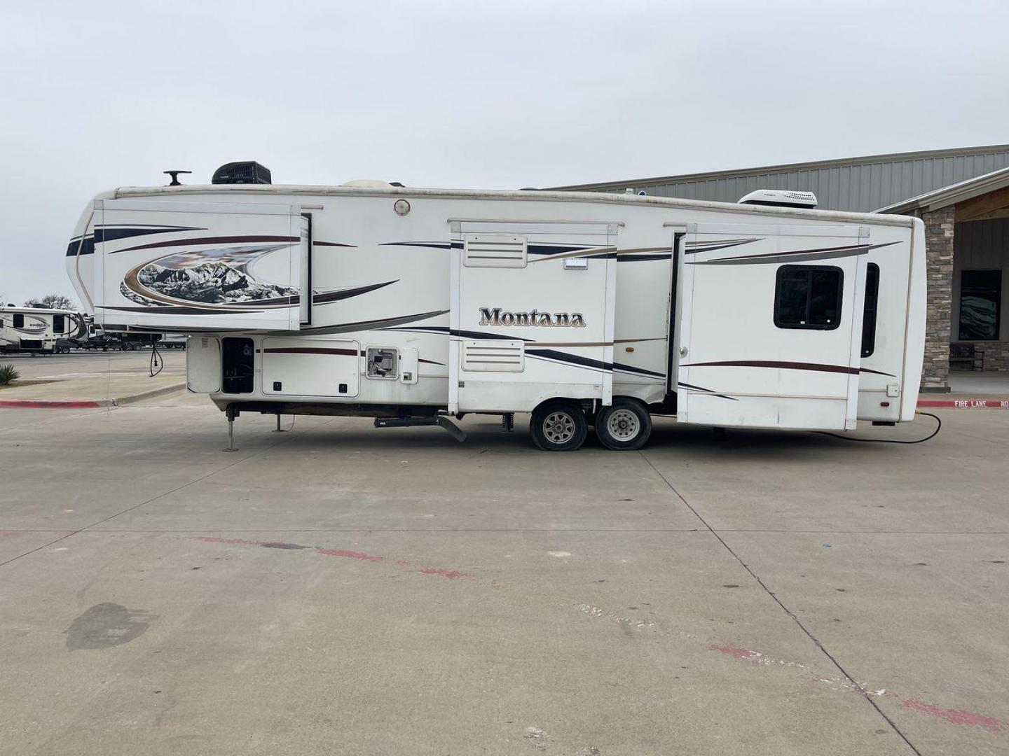 2013 TAN KEYSTONE MONTANA 3405RL - (4YDF34022D4) , Length: 37.5 ft. | Dry Weight: 12,589 lbs. | Gross Weight: 15,640 lbs. | Slides: 4 transmission, located at 4319 N Main St, Cleburne, TX, 76033, (817) 678-5133, 32.385960, -97.391212 - Photo#24