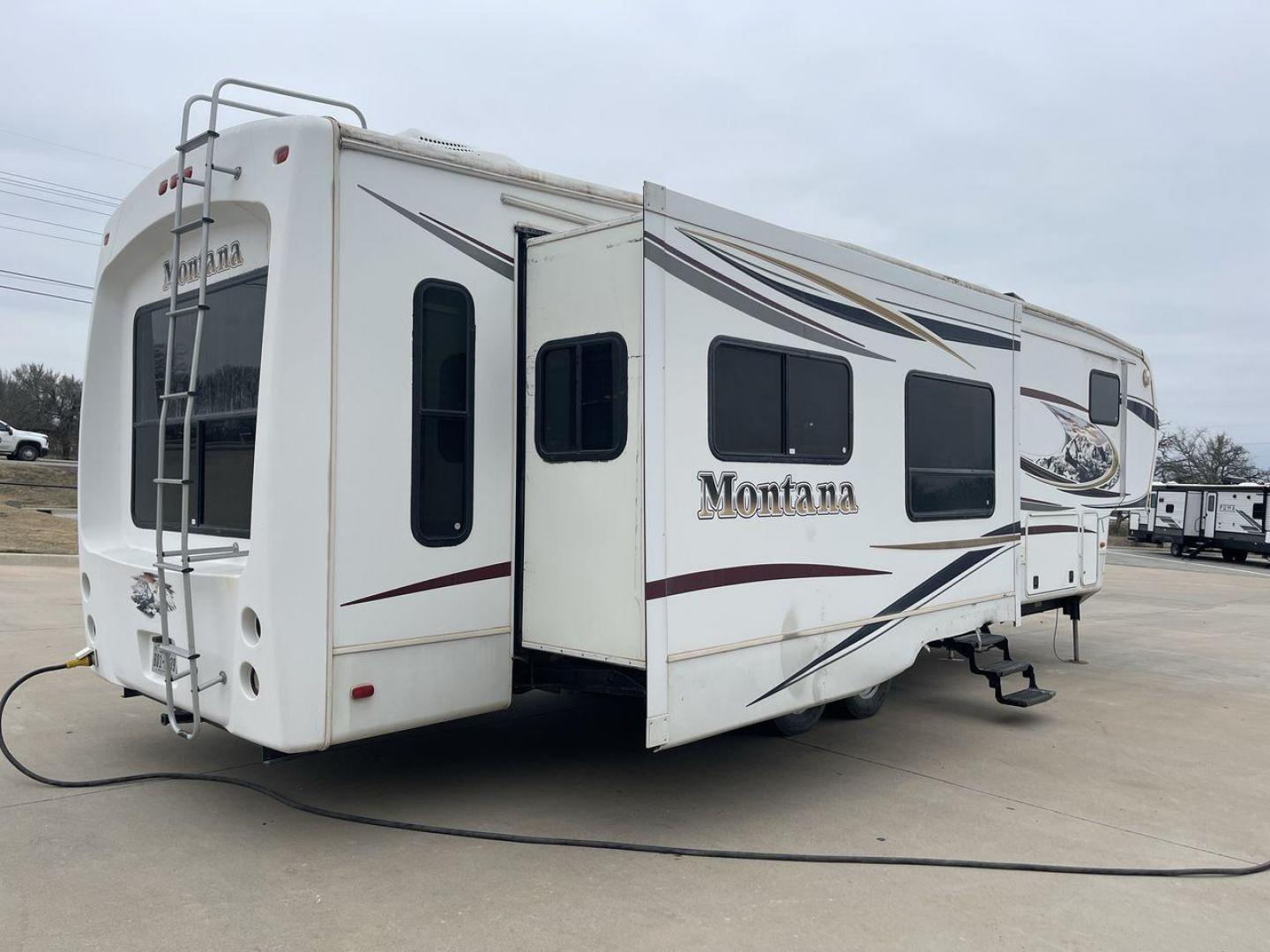 2013 TAN KEYSTONE MONTANA 3405RL - (4YDF34022D4) , Length: 37.5 ft. | Dry Weight: 12,589 lbs. | Gross Weight: 15,640 lbs. | Slides: 4 transmission, located at 4319 N Main St, Cleburne, TX, 76033, (817) 678-5133, 32.385960, -97.391212 - Photo#25