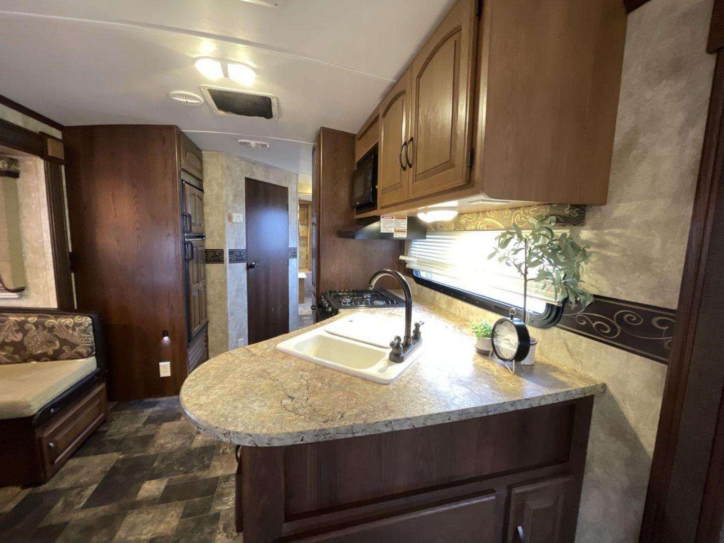 2013 KEYSTONE RV OUTBACK 298RE (4YDT29827DB) , Length: 35.17 ft.| Dry Weight: 7,443 lbs. | Gross Weight: 9,000 lbs. | Slides: 1 transmission, located at 4319 N Main St, Cleburne, TX, 76033, (817) 678-5133, 32.385960, -97.391212 - The 2013 Keystone RV Outback 298RE is an ideal camping trailer for a family that sets out to the great outdoors every week. This unit has measurements of 35.17 ft in length, 8 ft in width, and 10.92 ft in height. The dry weight is about 7,443 lbs with a payload capacity of 1,557 lbs. It has a GV - Photo#9