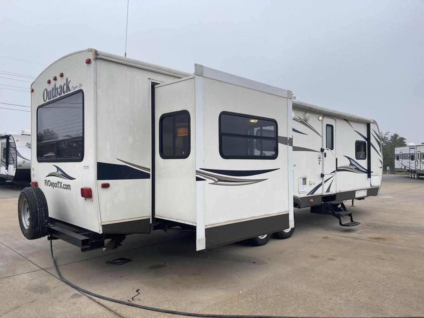 2013 KEYSTONE RV OUTBACK 298RE (4YDT29827DB) , Length: 35.17 ft.| Dry Weight: 7,443 lbs. | Gross Weight: 9,000 lbs. | Slides: 1 transmission, located at 4319 N Main St, Cleburne, TX, 76033, (817) 678-5133, 32.385960, -97.391212 - The 2013 Keystone RV Outback 298RE is an ideal camping trailer for a family that sets out to the great outdoors every week. This unit has measurements of 35.17 ft in length, 8 ft in width, and 10.92 ft in height. The dry weight is about 7,443 lbs with a payload capacity of 1,557 lbs. It has a GV - Photo#23