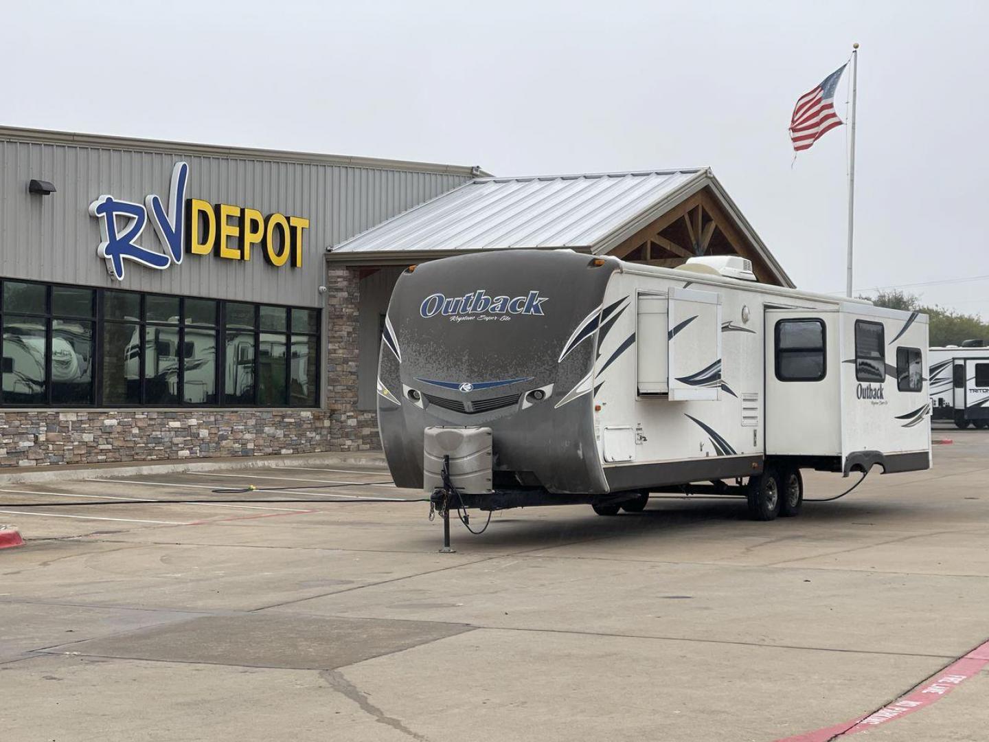 2013 KEYSTONE RV OUTBACK 298RE (4YDT29827DB) , Length: 35.17 ft.| Dry Weight: 7,443 lbs. | Gross Weight: 9,000 lbs. | Slides: 1 transmission, located at 4319 N Main St, Cleburne, TX, 76033, (817) 678-5133, 32.385960, -97.391212 - The 2013 Keystone RV Outback 298RE is an ideal camping trailer for a family that sets out to the great outdoors every week. This unit has measurements of 35.17 ft in length, 8 ft in width, and 10.92 ft in height. The dry weight is about 7,443 lbs with a payload capacity of 1,557 lbs. It has a GVWR o - Photo#0