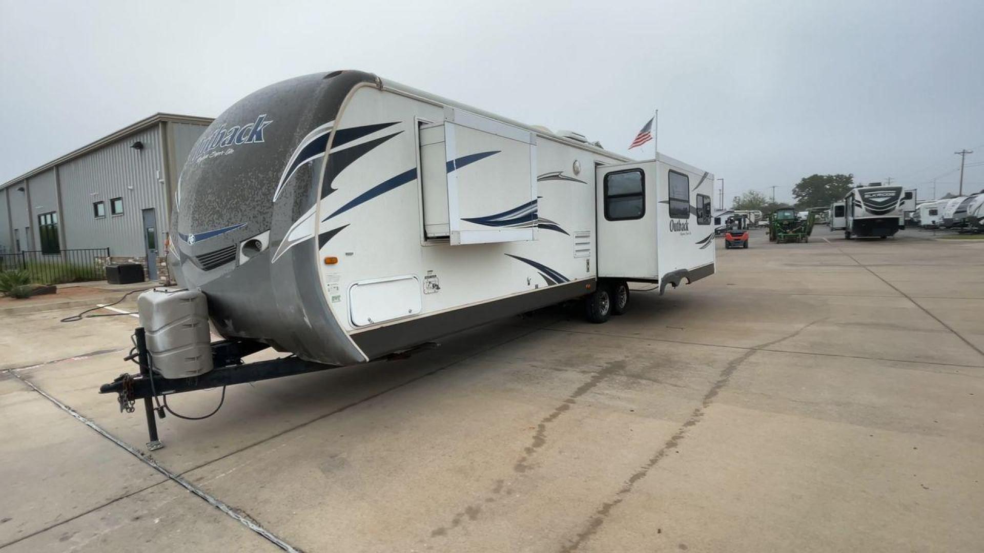 2013 KEYSTONE RV OUTBACK 298RE (4YDT29827DB) , Length: 35.17 ft.| Dry Weight: 7,443 lbs. | Gross Weight: 9,000 lbs. | Slides: 1 transmission, located at 4319 N Main St, Cleburne, TX, 76033, (817) 678-5133, 32.385960, -97.391212 - The 2013 Keystone RV Outback 298RE is an ideal camping trailer for a family that sets out to the great outdoors every week. This unit has measurements of 35.17 ft in length, 8 ft in width, and 10.92 ft in height. The dry weight is about 7,443 lbs with a payload capacity of 1,557 lbs. It has a GVWR o - Photo#5