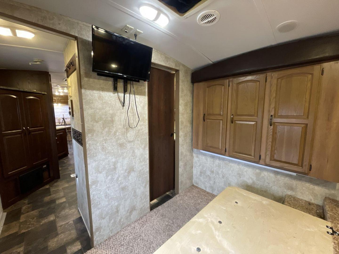 2013 KEYSTONE RV OUTBACK 298RE (4YDT29827DB) , Length: 35.17 ft.| Dry Weight: 7,443 lbs. | Gross Weight: 9,000 lbs. | Slides: 1 transmission, located at 4319 N Main St, Cleburne, TX, 76033, (817) 678-5133, 32.385960, -97.391212 - The 2013 Keystone RV Outback 298RE is an ideal camping trailer for a family that sets out to the great outdoors every week. This unit has measurements of 35.17 ft in length, 8 ft in width, and 10.92 ft in height. The dry weight is about 7,443 lbs with a payload capacity of 1,557 lbs. It has a GVWR o - Photo#17