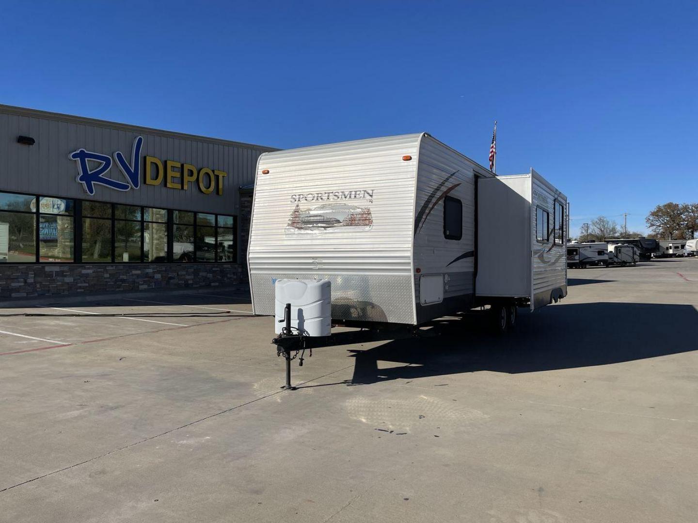 2013 WHITE KZ SPORTZMEN 301BH (4EZTS3029D5) , Length: 32.5 ft. | Dry Weight: 6,280 lbs. | Gross Weight: 8,000 lbs. | Slides: 1 transmission, located at 4319 N Main St, Cleburne, TX, 76033, (817) 678-5133, 32.385960, -97.391212 - This 2013 KZ Sportsmen 301BH travel trailer is the perfect lightweight camper for when you want to travel in style. It measures 32.5 ft in length, 8 ft in width, and 11.33 ft in height. This has a dry weight of 6,280 lbs with a payload capacity of 1,720 lbs. The GVWR of this trailer is 8,000 lbs, an - Photo#0