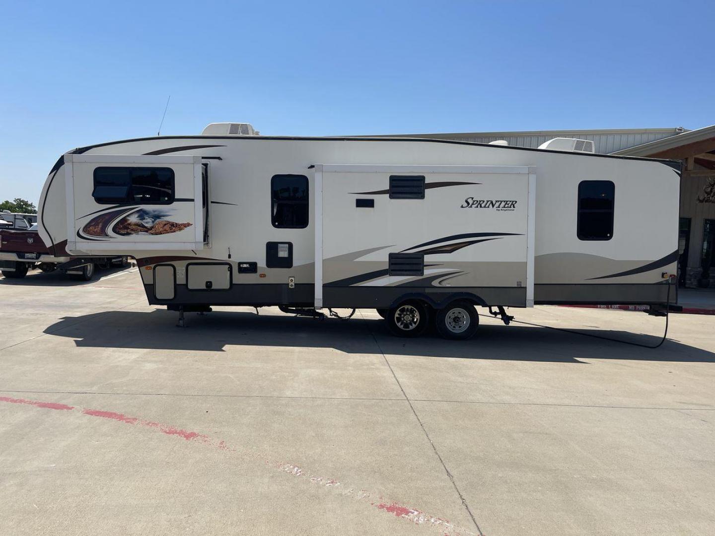 2013 WHITE SPRINTER 333FWFLS - (4YDF33328D1) , Length: 37 ft | Dry Weight: 9,598 lbs | Gross Weight: 12,750 lbs | Slides: 3 transmission, located at 4319 N Main St, Cleburne, TX, 76033, (817) 678-5133, 32.385960, -97.391212 - Your home away from home on the road is the 2013 Keystone Sprinter 333FWFLS. This fifth wheel is 37 feet long and weighs 9,598 pounds when it's empty. It's roomy and comfortable, making it great for long trips and family vacations. With three slides that make your living room bigger, there's plenty - Photo#24