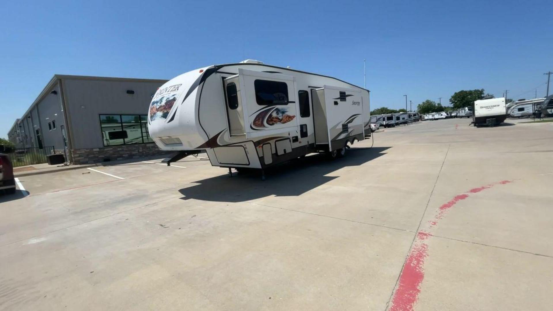 2013 WHITE SPRINTER 333FWFLS - (4YDF33328D1) , Length: 37 ft | Dry Weight: 9,598 lbs | Gross Weight: 12,750 lbs | Slides: 3 transmission, located at 4319 N Main St, Cleburne, TX, 76033, (817) 678-5133, 32.385960, -97.391212 - Your home away from home on the road is the 2013 Keystone Sprinter 333FWFLS. This fifth wheel is 37 feet long and weighs 9,598 pounds when it's empty. It's roomy and comfortable, making it great for long trips and family vacations. With three slides that make your living room bigger, there's plenty - Photo#5