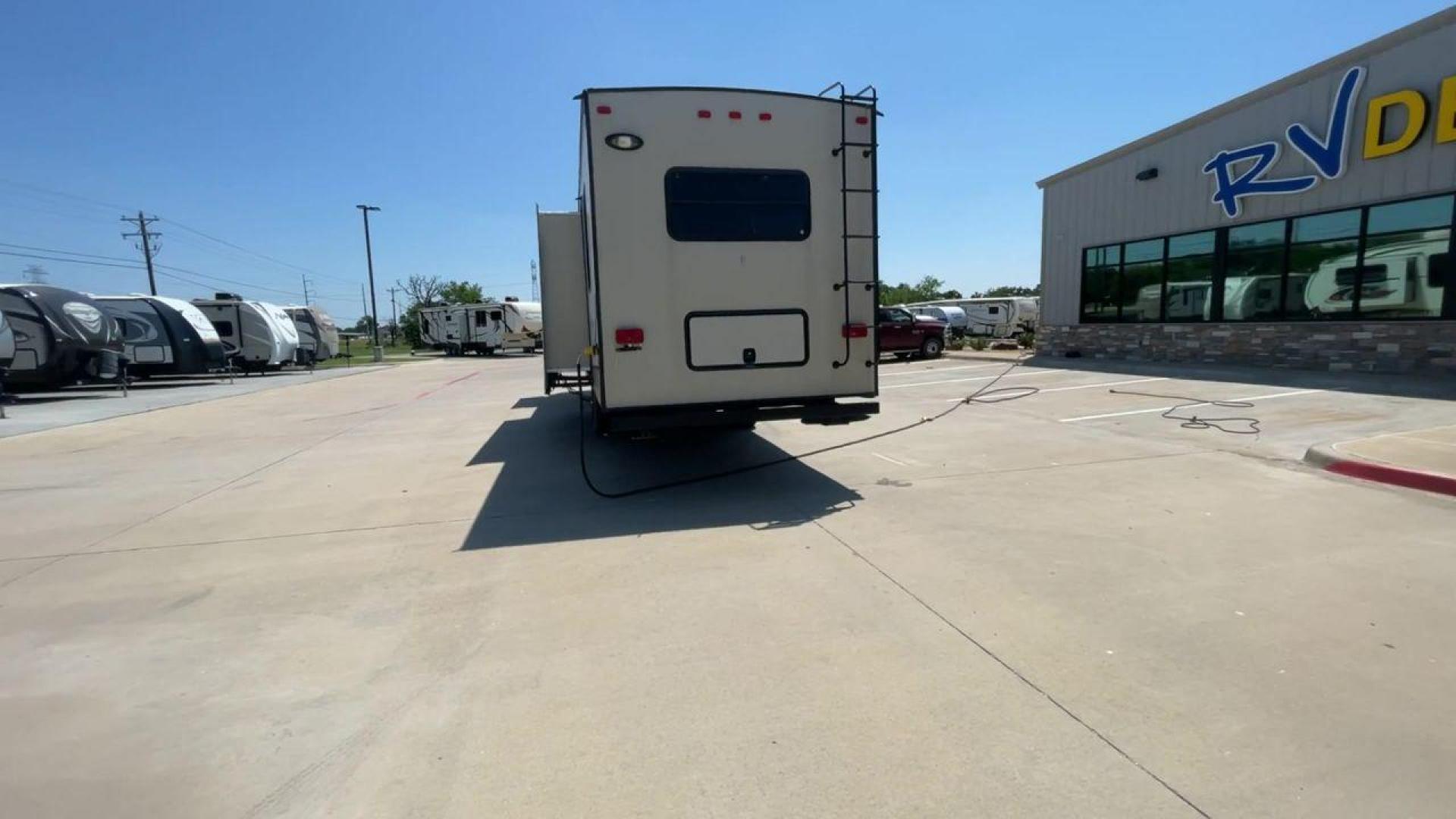 2013 WHITE SPRINTER 333FWFLS - (4YDF33328D1) , Length: 37 ft | Dry Weight: 9,598 lbs | Gross Weight: 12,750 lbs | Slides: 3 transmission, located at 4319 N Main St, Cleburne, TX, 76033, (817) 678-5133, 32.385960, -97.391212 - Your home away from home on the road is the 2013 Keystone Sprinter 333FWFLS. This fifth wheel is 37 feet long and weighs 9,598 pounds when it's empty. It's roomy and comfortable, making it great for long trips and family vacations. With three slides that make your living room bigger, there's plenty - Photo#8