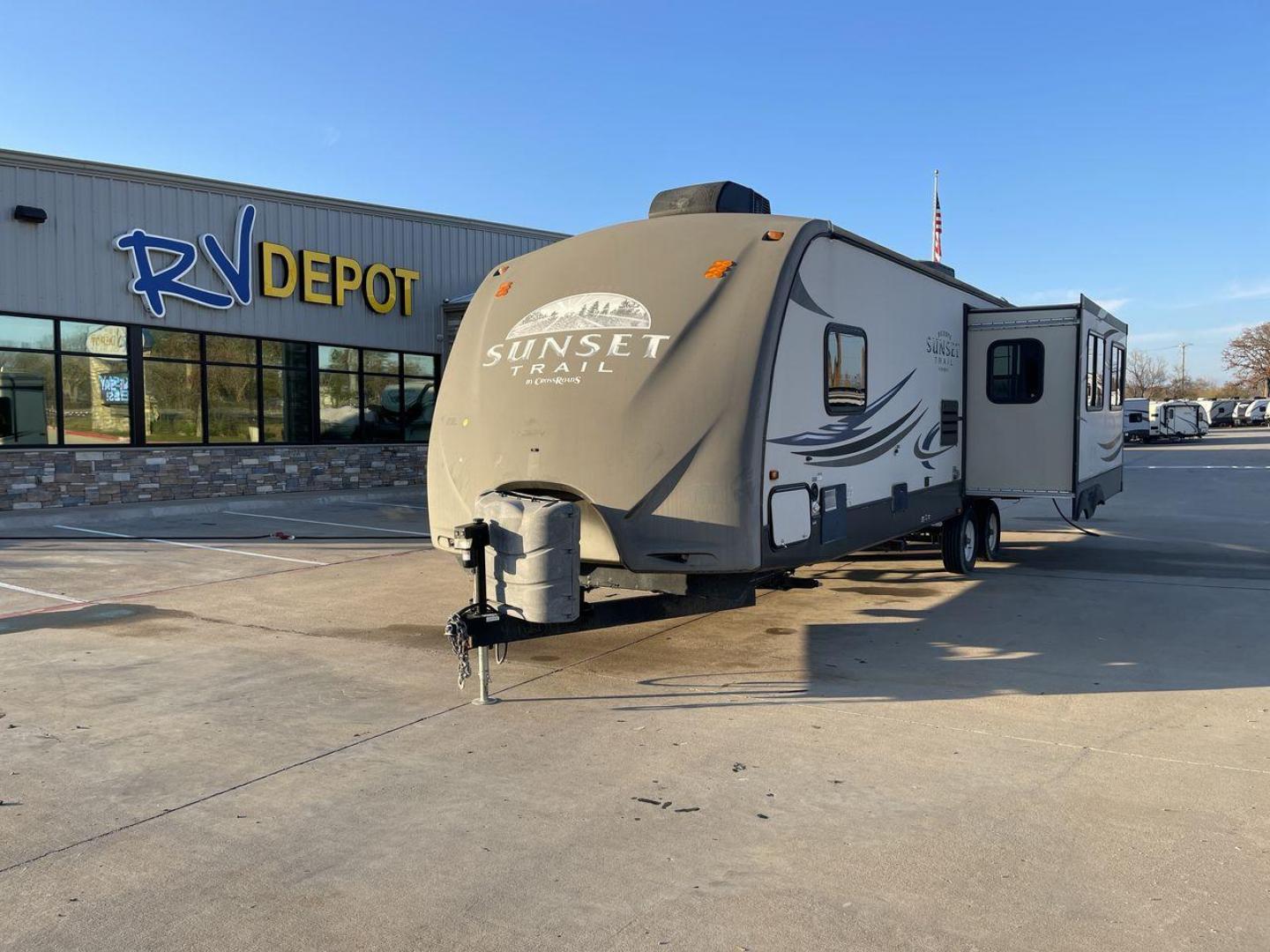 2013 TAN SUNSET TRAIL 30RE - (4V0TC3029DB) , Length: 34.42 ft.| Dry Weight: 6,288 lbs. | Gross Weight: 9,500 lbs. | Slides: 1 transmission, located at 4319 N Main St, Cleburne, TX, 76033, (817) 678-5133, 32.385960, -97.391212 - The 2013 Sunset Trail 30RE CT offers the ideal balance of comfort and flair. This travel trailer is 34.42 feet long, so there's plenty of room for you and your loved ones to relax. With a dry weight of 6,288 pounds and a gross weight of 9,500 pounds, it provides an excellent balance of durability an - Photo#0