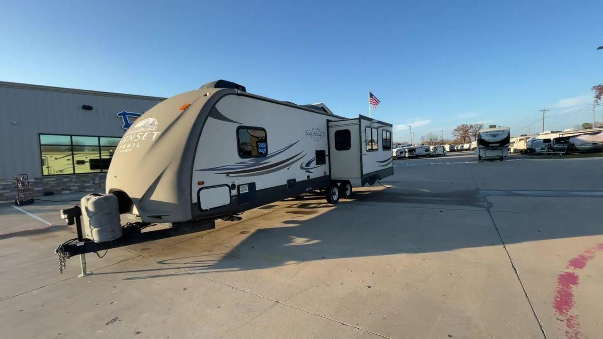 2013 TAN SUNSET TRAIL 30RE - (4V0TC3029DB) , Length: 34.42 ft.| Dry Weight: 6,288 lbs. | Gross Weight: 9,500 lbs. | Slides: 1 transmission, located at 4319 N Main St, Cleburne, TX, 76033, (817) 678-5133, 32.385960, -97.391212 - The 2013 Sunset Trail 30RE CT offers the ideal balance of comfort and flair. This travel trailer is 34.42 feet long, so there's plenty of room for you and your loved ones to relax. With a dry weight of 6,288 pounds and a gross weight of 9,500 pounds, it provides an excellent balance of durability an - Photo#5