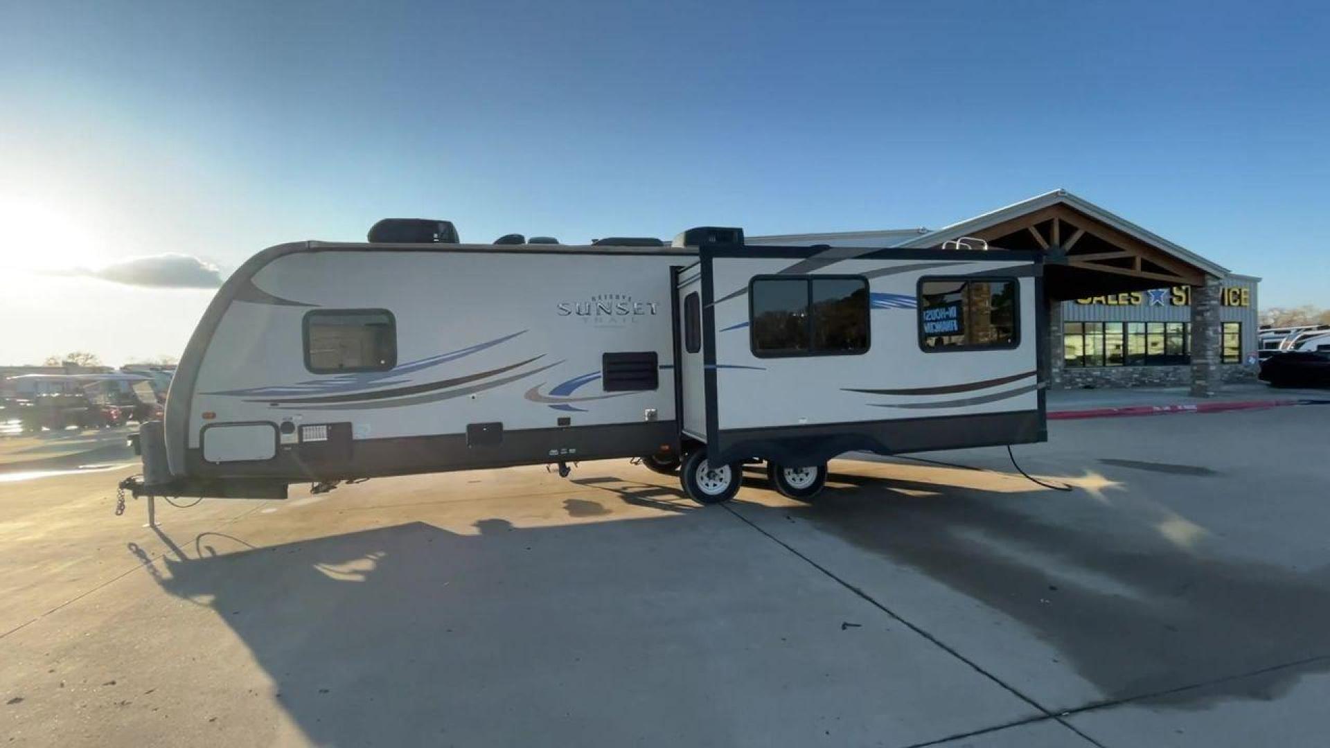 2013 TAN SUNSET TRAIL 30RE - (4V0TC3029DB) , Length: 34.42 ft.| Dry Weight: 6,288 lbs. | Gross Weight: 9,500 lbs. | Slides: 1 transmission, located at 4319 N Main St, Cleburne, TX, 76033, (817) 678-5133, 32.385960, -97.391212 - The 2013 Sunset Trail 30RE CT offers the ideal balance of comfort and flair. This travel trailer is 34.42 feet long, so there's plenty of room for you and your loved ones to relax. With a dry weight of 6,288 pounds and a gross weight of 9,500 pounds, it provides an excellent balance of durability an - Photo#6