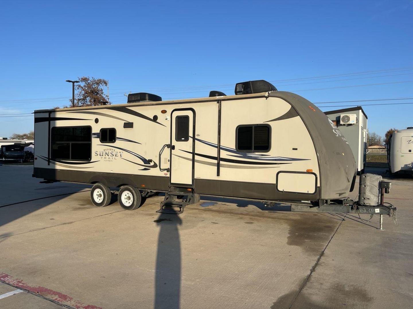 2013 TAN SUNSET TRAIL 30RE - (4V0TC3029DB) , Length: 34.42 ft.| Dry Weight: 6,288 lbs. | Gross Weight: 9,500 lbs. | Slides: 1 transmission, located at 4319 N Main St, Cleburne, TX, 76033, (817) 678-5133, 32.385960, -97.391212 - The 2013 Sunset Trail 30RE CT offers the ideal balance of comfort and flair. This travel trailer is 34.42 feet long, so there's plenty of room for you and your loved ones to relax. With a dry weight of 6,288 pounds and a gross weight of 9,500 pounds, it provides an excellent balance of durability an - Photo#23