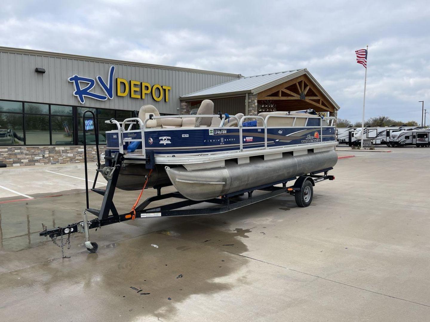 2013 BLUE SUN TRACKER FISHIN BARGE 20DLX (BUJ14071K21) , located at 4319 N Main St, Cleburne, TX, 76033, (817) 678-5133, 32.385960, -97.391212 - Photo#0