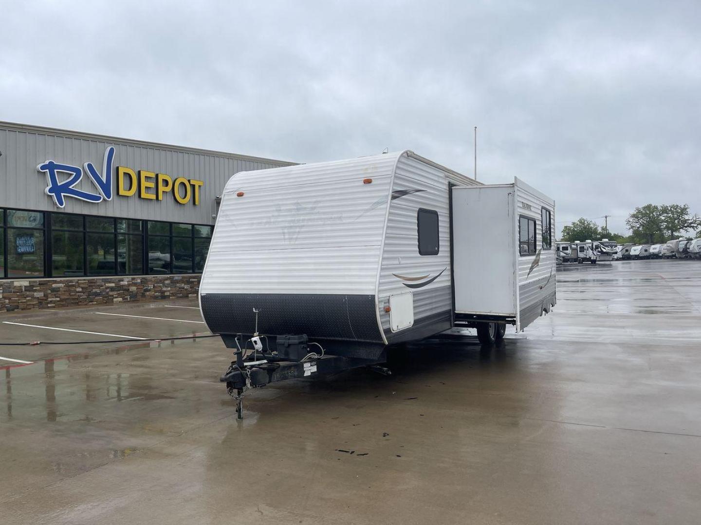 2013 TRAIL RUNNER 29FQBS (5SFEB3228DE) , Length: 32.33 ft. | Dry Weight: 6,724 lbs. | Slides: 1 transmission, located at 4319 N Main St, Cleburne, TX, 76033, (817) 678-5133, 32.385960, -97.391212 - This 2013 Trail Runner 29FQBS is a single-slide travel trailer measuring approximately 32.33 feet long. It has a dry weight of 6,724 lbs. and a carrying capacity of 2,276 lbs. It also has a manageable hitch weight of 738 lbs. As you enter the camper, you will find the kitchen section immediately to - Photo#0