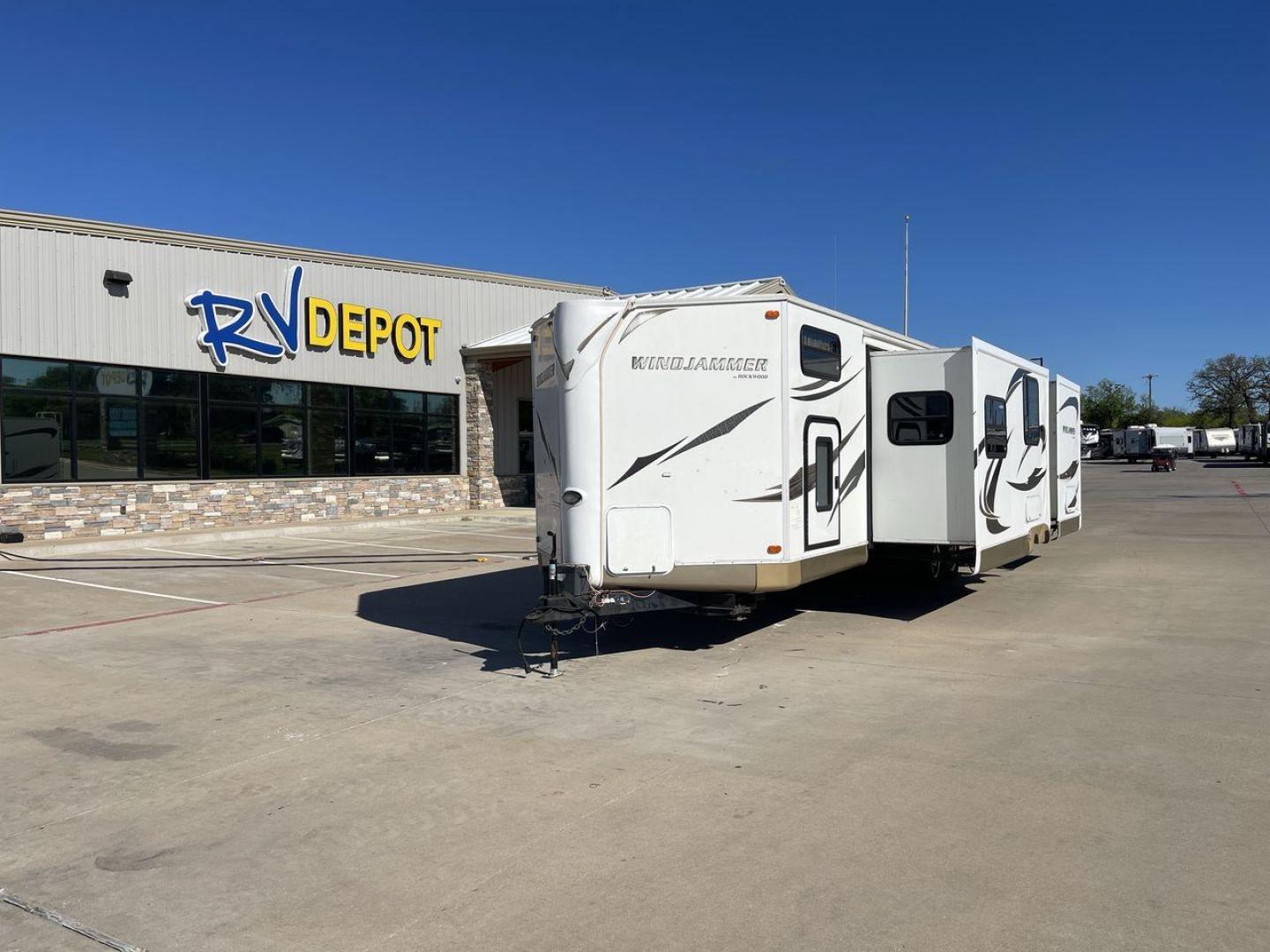 2013 WHITE WINDJAMMER 3006W (4X4TRLF23D1) , Length: 34.42 ft. | Dry Weight: 6,902 lbs. | Slides: 2 transmission, located at 4319 N Main St, Cleburne, TX, 76033, (817) 678-5133, 32.385960, -97.391212 - This 2013 Windjammer Travel Trailer measures just over 34 feet long and 8 feet wide. It has a dry weight of 6,902 lbs and a hitch weight of 808 lbs. This model is fully equipped with standard automatic heating and cooling rated at 13,500 BTUs. The exterior of this travel trailer is a simple white ba - Photo#0