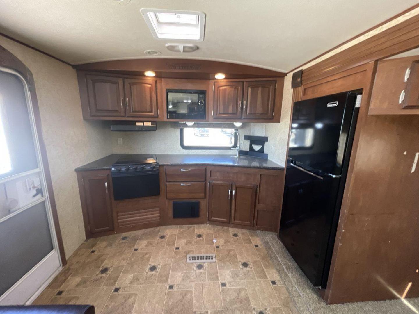 2013 WHITE WINNEBAGO ONE 26RK (54CAG0P2XD1) , Length:30.5 ft.| Dry Weight: 6,280 lbs. | Slides: 1 transmission, located at 4319 N Main St, Cleburne, TX, 76033, (817) 678-5133, 32.385960, -97.391212 - RV Depot in Cleburne, TX is proud to present this 2013 WINNEBAGO ONE 26RK travel trailer for sale. With its spacious interior, sleek white exterior, and top-notch features, this RV is perfect for those seeking a comfortable and luxurious travel experience. Located in Cleburne, TX, this RV is surroun - Photo#9