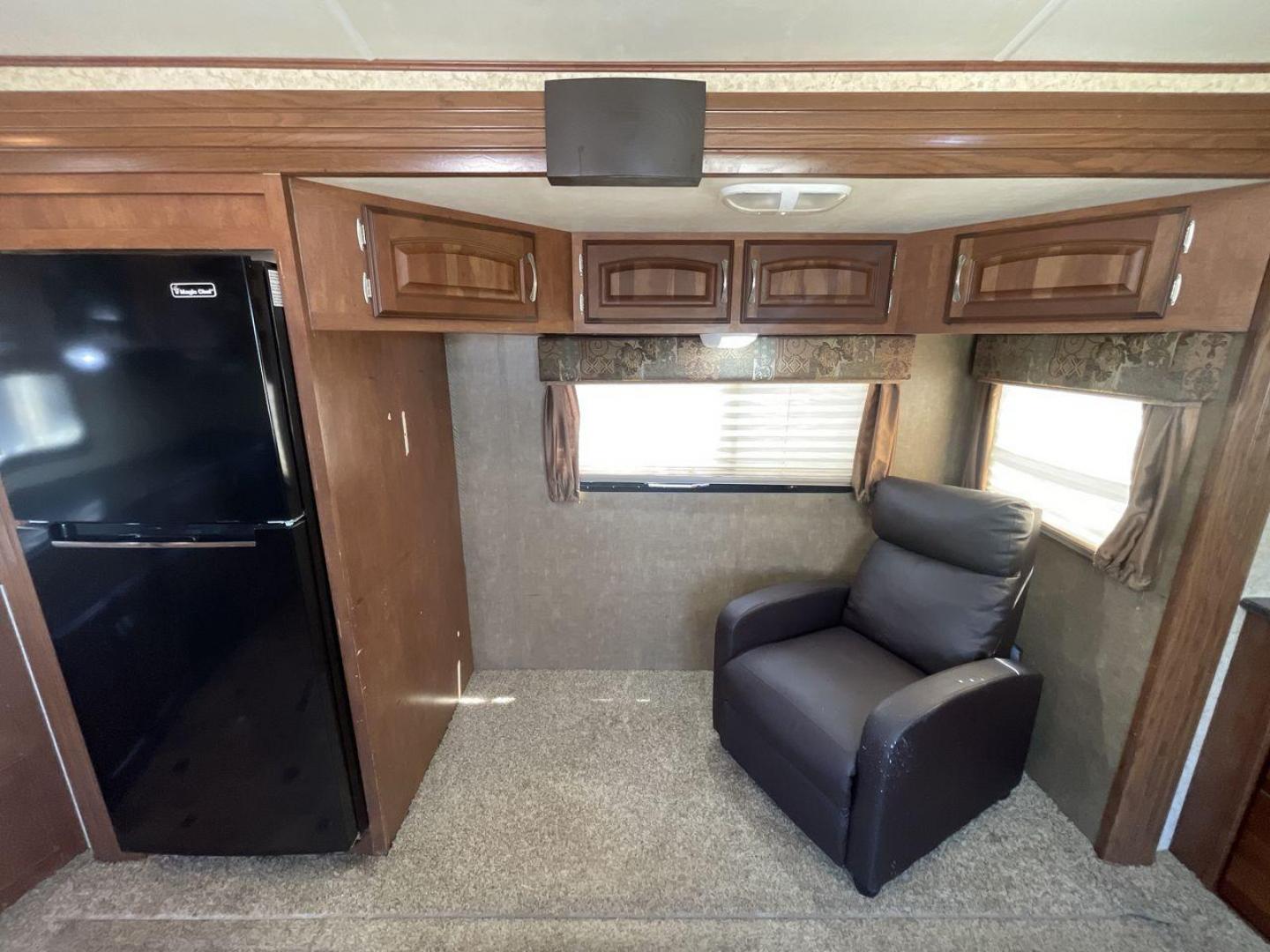 2013 WHITE WINNEBAGO ONE 26RK (54CAG0P2XD1) , Length:30.5 ft.| Dry Weight: 6,280 lbs. | Slides: 1 transmission, located at 4319 N Main St, Cleburne, TX, 76033, (817) 678-5133, 32.385960, -97.391212 - RV Depot in Cleburne, TX is proud to present this 2013 WINNEBAGO ONE 26RK travel trailer for sale. With its spacious interior, sleek white exterior, and top-notch features, this RV is perfect for those seeking a comfortable and luxurious travel experience. Located in Cleburne, TX, this RV is surroun - Photo#10