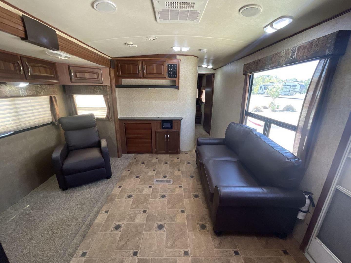 2013 WHITE WINNEBAGO ONE 26RK (54CAG0P2XD1) , Length:30.5 ft.| Dry Weight: 6,280 lbs. | Slides: 1 transmission, located at 4319 N Main St, Cleburne, TX, 76033, (817) 678-5133, 32.385960, -97.391212 - RV Depot in Cleburne, TX is proud to present this 2013 WINNEBAGO ONE 26RK travel trailer for sale. With its spacious interior, sleek white exterior, and top-notch features, this RV is perfect for those seeking a comfortable and luxurious travel experience. Located in Cleburne, TX, this RV is surroun - Photo#11