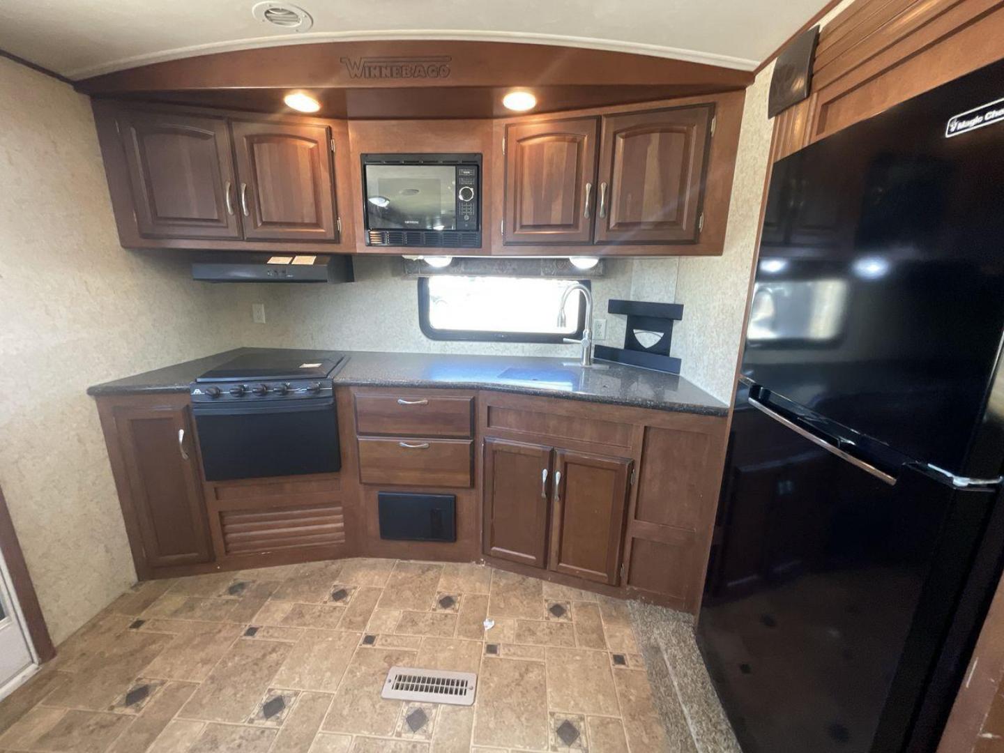 2013 WHITE WINNEBAGO ONE 26RK (54CAG0P2XD1) , Length:30.5 ft.| Dry Weight: 6,280 lbs. | Slides: 1 transmission, located at 4319 N Main St, Cleburne, TX, 76033, (817) 678-5133, 32.385960, -97.391212 - RV Depot in Cleburne, TX is proud to present this 2013 WINNEBAGO ONE 26RK travel trailer for sale. With its spacious interior, sleek white exterior, and top-notch features, this RV is perfect for those seeking a comfortable and luxurious travel experience. Located in Cleburne, TX, this RV is surroun - Photo#12