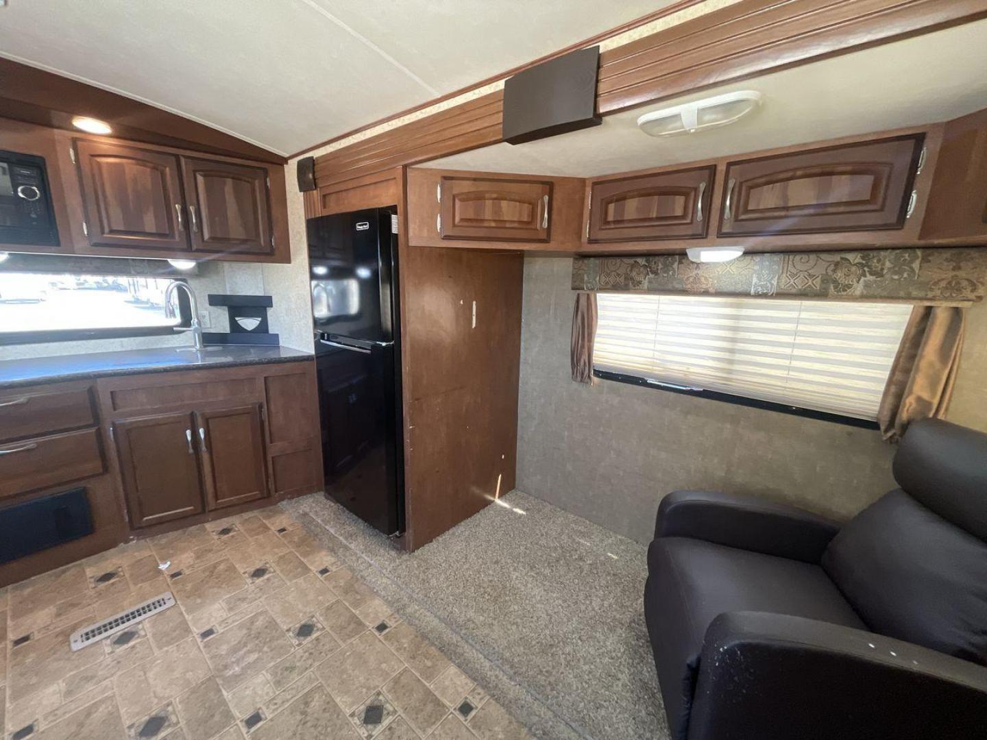 2013 WHITE WINNEBAGO ONE 26RK (54CAG0P2XD1) , Length:30.5 ft.| Dry Weight: 6,280 lbs. | Slides: 1 transmission, located at 4319 N Main St, Cleburne, TX, 76033, (817) 678-5133, 32.385960, -97.391212 - RV Depot in Cleburne, TX is proud to present this 2013 WINNEBAGO ONE 26RK travel trailer for sale. With its spacious interior, sleek white exterior, and top-notch features, this RV is perfect for those seeking a comfortable and luxurious travel experience. Located in Cleburne, TX, this RV is surroun - Photo#13