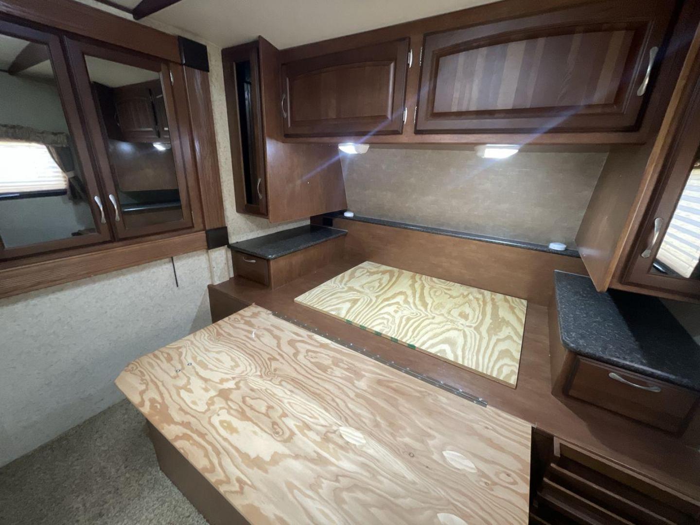 2013 WHITE WINNEBAGO ONE 26RK (54CAG0P2XD1) , Length:30.5 ft.| Dry Weight: 6,280 lbs. | Slides: 1 transmission, located at 4319 N Main St, Cleburne, TX, 76033, (817) 678-5133, 32.385960, -97.391212 - RV Depot in Cleburne, TX is proud to present this 2013 WINNEBAGO ONE 26RK travel trailer for sale. With its spacious interior, sleek white exterior, and top-notch features, this RV is perfect for those seeking a comfortable and luxurious travel experience. Located in Cleburne, TX, this RV is surroun - Photo#17