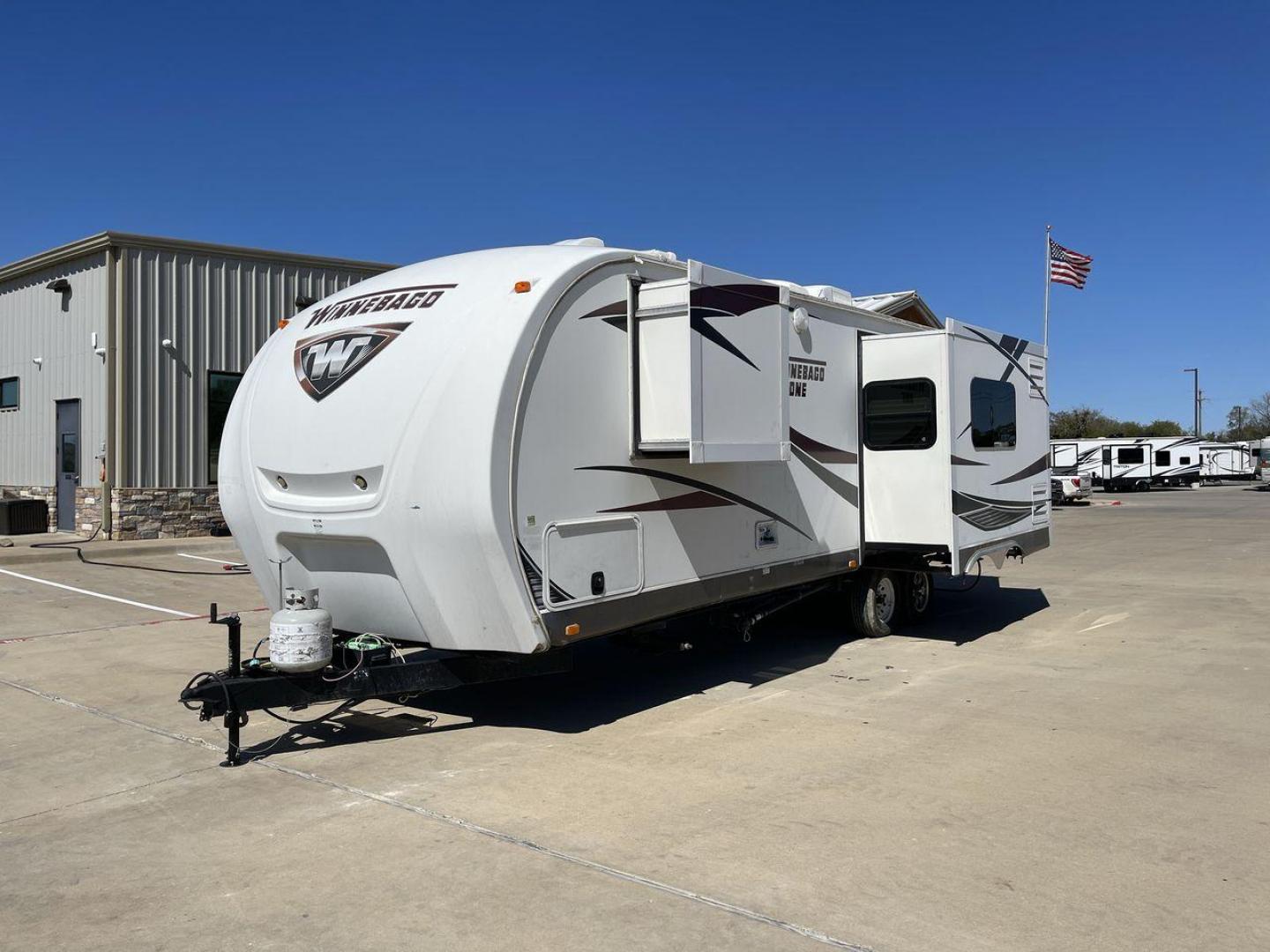 2013 WHITE WINNEBAGO ONE 26RK (54CAG0P2XD1) , Length:30.5 ft.| Dry Weight: 6,280 lbs. | Slides: 1 transmission, located at 4319 N Main St, Cleburne, TX, 76033, (817) 678-5133, 32.385960, -97.391212 - RV Depot in Cleburne, TX is proud to present this 2013 WINNEBAGO ONE 26RK travel trailer for sale. With its spacious interior, sleek white exterior, and top-notch features, this RV is perfect for those seeking a comfortable and luxurious travel experience. Located in Cleburne, TX, this RV is surroun - Photo#20