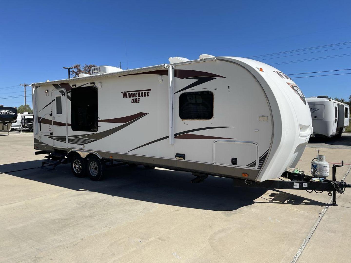 2013 WHITE WINNEBAGO ONE 26RK (54CAG0P2XD1) , Length:30.5 ft.| Dry Weight: 6,280 lbs. | Slides: 1 transmission, located at 4319 N Main St, Cleburne, TX, 76033, (817) 678-5133, 32.385960, -97.391212 - RV Depot in Cleburne, TX is proud to present this 2013 WINNEBAGO ONE 26RK travel trailer for sale. With its spacious interior, sleek white exterior, and top-notch features, this RV is perfect for those seeking a comfortable and luxurious travel experience. Located in Cleburne, TX, this RV is surroun - Photo#21