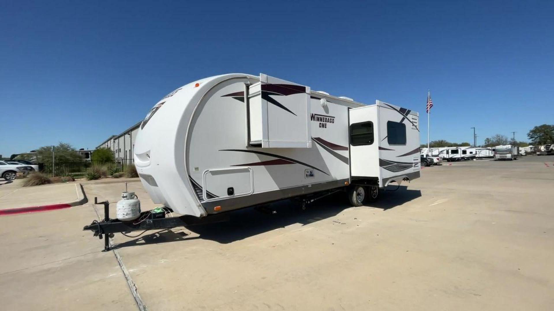 2013 WHITE WINNEBAGO ONE 26RK (54CAG0P2XD1) , Length:30.5 ft.| Dry Weight: 6,280 lbs. | Slides: 1 transmission, located at 4319 N Main St, Cleburne, TX, 76033, (817) 678-5133, 32.385960, -97.391212 - RV Depot in Cleburne, TX is proud to present this 2013 WINNEBAGO ONE 26RK travel trailer for sale. With its spacious interior, sleek white exterior, and top-notch features, this RV is perfect for those seeking a comfortable and luxurious travel experience. Located in Cleburne, TX, this RV is surroun - Photo#5