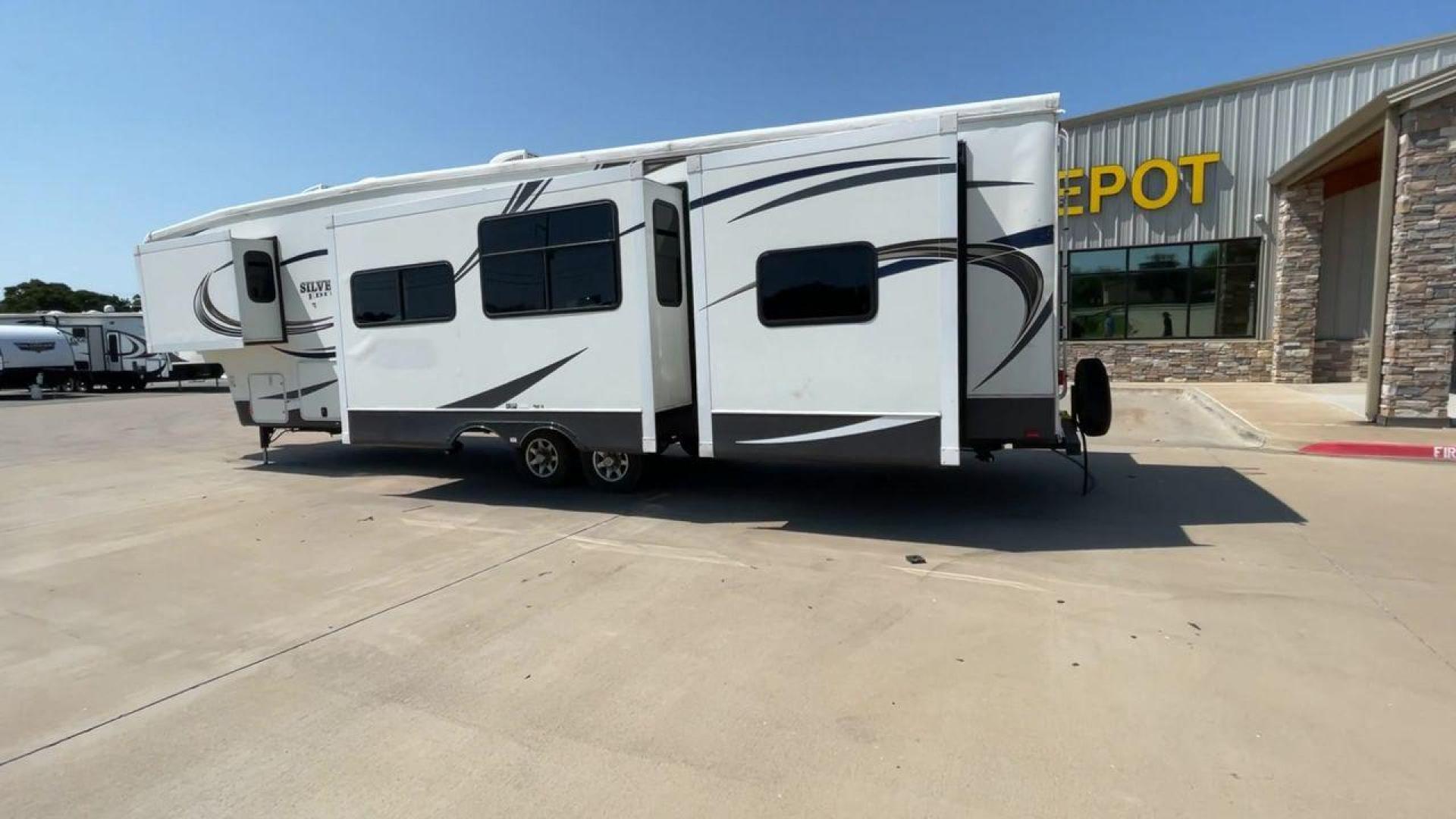 2014 WHITE BIGHORN SILVERADO 370QB (5SFBG4120EE) , Length: 41.58 ft. | Dry Weight: 11,660 lbs. | Gross Weight: 15,000 lbs. | Slides: 4 transmission, located at 4319 N Main St, Cleburne, TX, 76033, (817) 678-5133, 32.385960, -97.391212 - The 2014 Bighorn Silverado 37QB fifth wheel has a floorplan perfect for a family getaway. It features a bath and a half floorplan with a bunk house, spacious living room area, and outdoor kitchen. This unit measures 41.58 ft in length, 8 ft in width, and 12.75 ft in height. The dry weight is about 1 - Photo#7