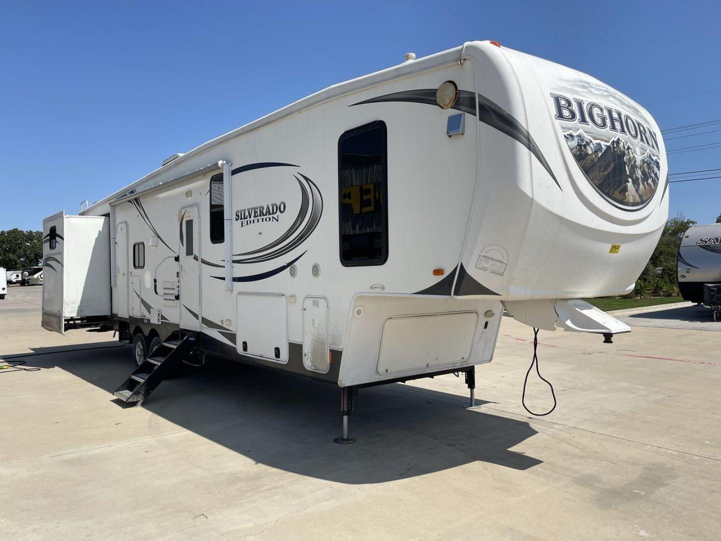 2014 WHITE BIGHORN SILVERADO 370QB (5SFBG4120EE) , Length: 41.58 ft. | Dry Weight: 11,660 lbs. | Gross Weight: 15,000 lbs. | Slides: 4 transmission, located at 4319 N Main St, Cleburne, TX, 76033, (817) 678-5133, 32.385960, -97.391212 - The 2014 Bighorn Silverado 37QB fifth wheel has a floorplan perfect for a family getaway. It features a bath and a half floorplan with a bunk house, spacious living room area, and outdoor kitchen. This unit measures 41.58 ft in length, 8 ft in width, and 12.75 ft in height. The dry weight is about 1 - Photo#22