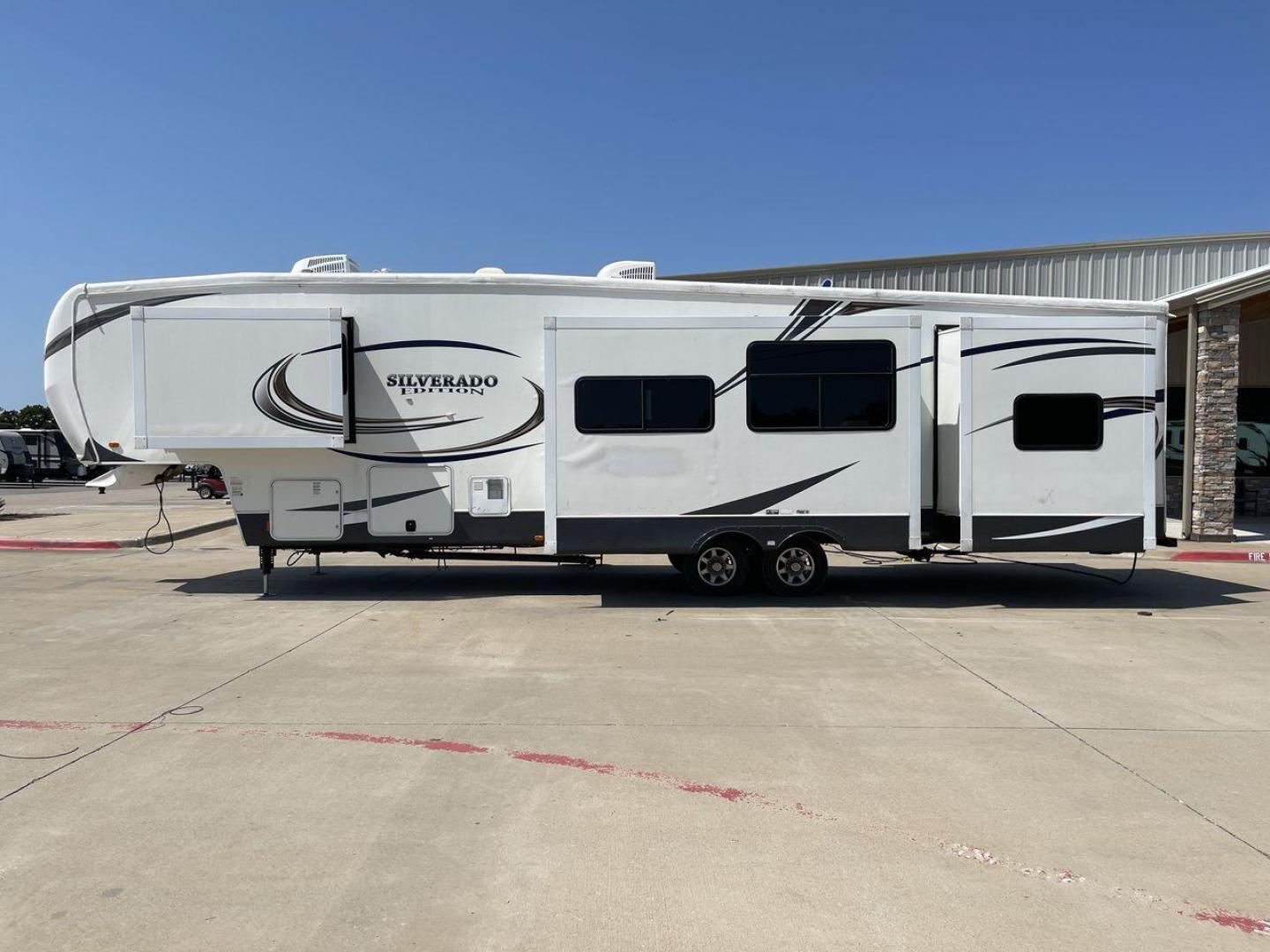 2014 WHITE BIGHORN SILVERADO 370QB (5SFBG4120EE) , Length: 41.58 ft. | Dry Weight: 11,660 lbs. | Gross Weight: 15,000 lbs. | Slides: 4 transmission, located at 4319 N Main St, Cleburne, TX, 76033, (817) 678-5133, 32.385960, -97.391212 - The 2014 Bighorn Silverado 37QB fifth wheel has a floorplan perfect for a family getaway. It features a bath and a half floorplan with a bunk house, spacious living room area, and outdoor kitchen. This unit measures 41.58 ft in length, 8 ft in width, and 12.75 ft in height. The dry weight is about 1 - Photo#23