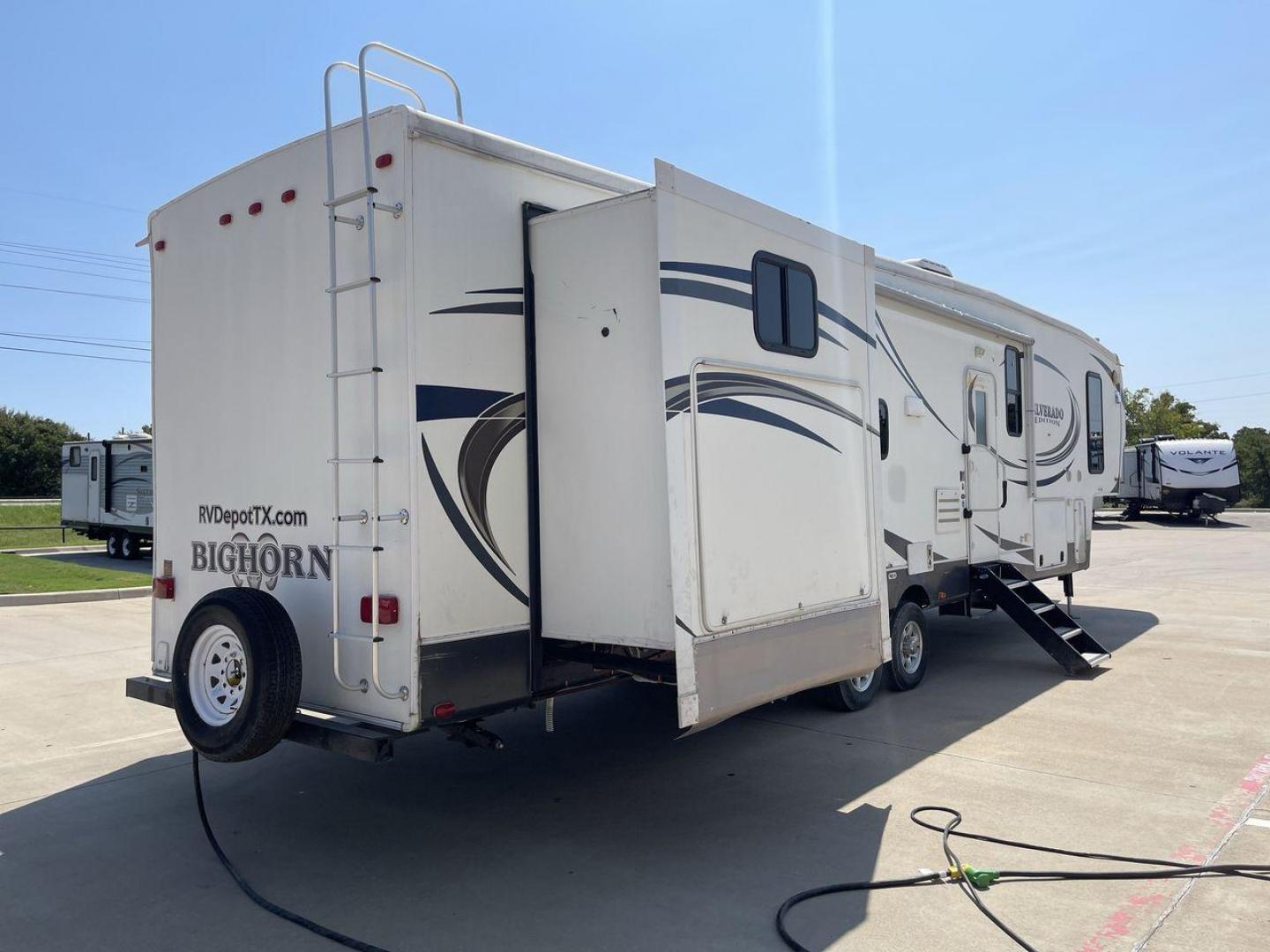 2014 WHITE BIGHORN SILVERADO 370QB (5SFBG4120EE) , Length: 41.58 ft. | Dry Weight: 11,660 lbs. | Gross Weight: 15,000 lbs. | Slides: 4 transmission, located at 4319 N Main St, Cleburne, TX, 76033, (817) 678-5133, 32.385960, -97.391212 - The 2014 Bighorn Silverado 37QB fifth wheel has a floorplan perfect for a family getaway. It features a bath and a half floorplan with a bunk house, spacious living room area, and outdoor kitchen. This unit measures 41.58 ft in length, 8 ft in width, and 12.75 ft in height. The dry weight is about 1 - Photo#24