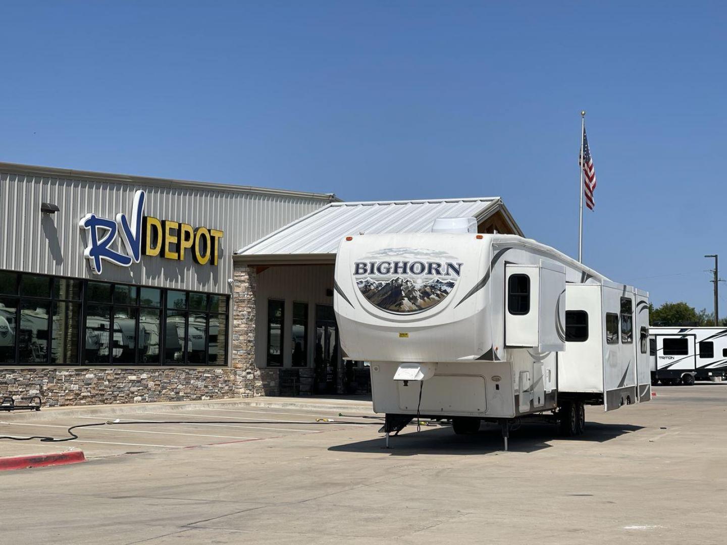 2014 WHITE BIGHORN SILVERADO 370QB (5SFBG4120EE) , Length: 41.58 ft. | Dry Weight: 11,660 lbs. | Gross Weight: 15,000 lbs. | Slides: 4 transmission, located at 4319 N Main St, Cleburne, TX, 76033, (817) 678-5133, 32.385960, -97.391212 - The 2014 Bighorn Silverado 37QB fifth wheel has a floorplan perfect for a family getaway. It features a bath and a half floorplan with a bunk house, spacious living room area, and outdoor kitchen. This unit measures 41.58 ft in length, 8 ft in width, and 12.75 ft in height. The dry weight is about 1 - Photo#0