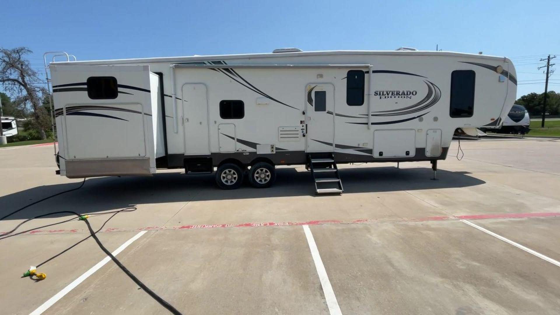 2014 WHITE BIGHORN SILVERADO 370QB (5SFBG4120EE) , Length: 41.58 ft. | Dry Weight: 11,660 lbs. | Gross Weight: 15,000 lbs. | Slides: 4 transmission, located at 4319 N Main St, Cleburne, TX, 76033, (817) 678-5133, 32.385960, -97.391212 - The 2014 Bighorn Silverado 37QB fifth wheel has a floorplan perfect for a family getaway. It features a bath and a half floorplan with a bunk house, spacious living room area, and outdoor kitchen. This unit measures 41.58 ft in length, 8 ft in width, and 12.75 ft in height. The dry weight is about 1 - Photo#2