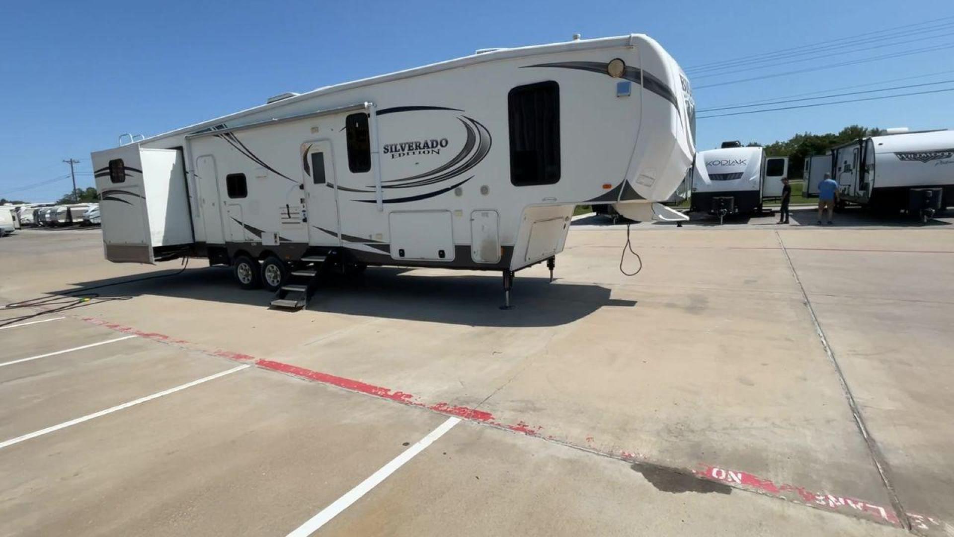 2014 WHITE BIGHORN SILVERADO 370QB (5SFBG4120EE) , Length: 41.58 ft. | Dry Weight: 11,660 lbs. | Gross Weight: 15,000 lbs. | Slides: 4 transmission, located at 4319 N Main St, Cleburne, TX, 76033, (817) 678-5133, 32.385960, -97.391212 - The 2014 Bighorn Silverado 37QB fifth wheel has a floorplan perfect for a family getaway. It features a bath and a half floorplan with a bunk house, spacious living room area, and outdoor kitchen. This unit measures 41.58 ft in length, 8 ft in width, and 12.75 ft in height. The dry weight is about 1 - Photo#3