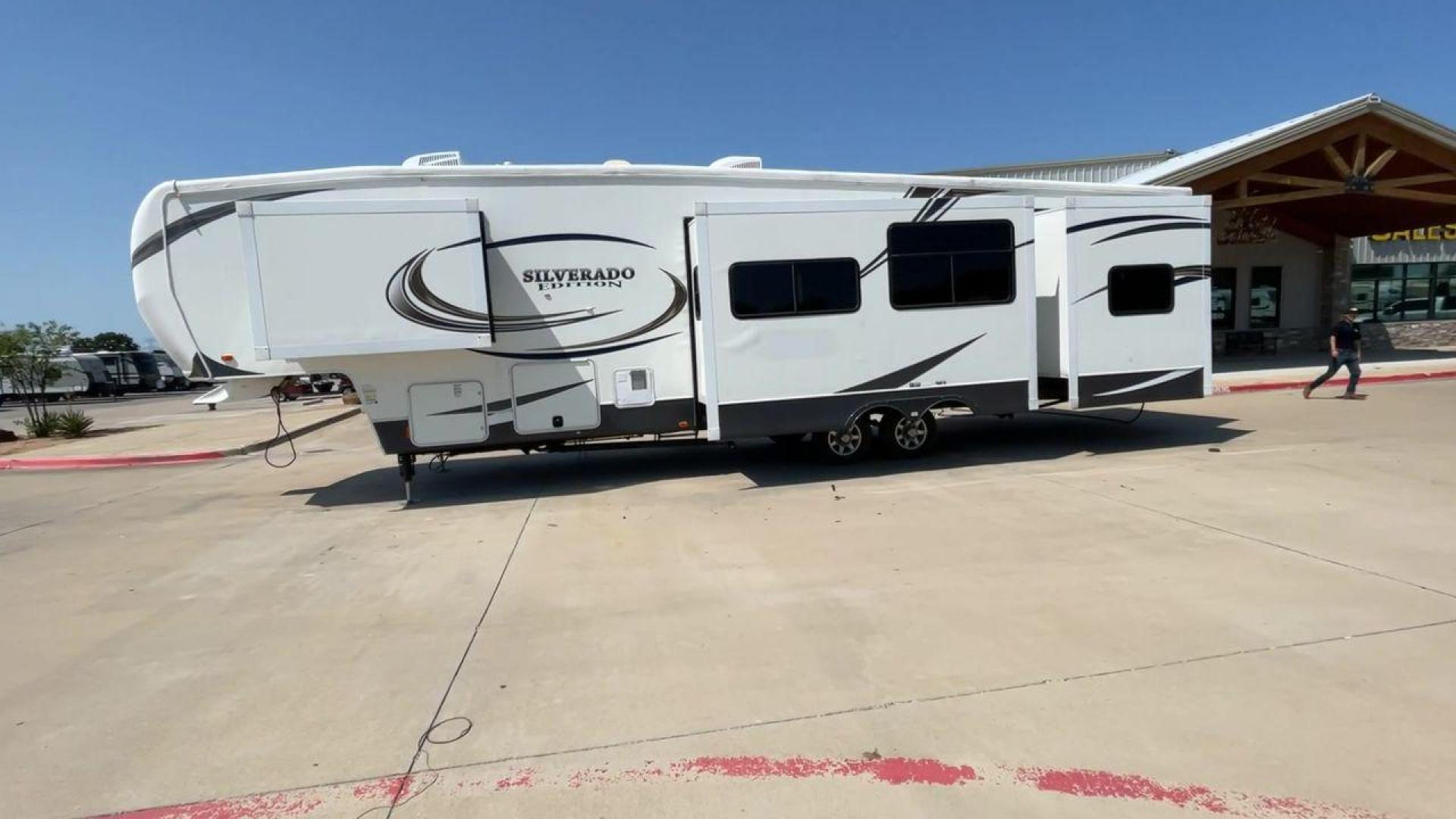 2014 WHITE BIGHORN SILVERADO 370QB (5SFBG4120EE) , Length: 41.58 ft. | Dry Weight: 11,660 lbs. | Gross Weight: 15,000 lbs. | Slides: 4 transmission, located at 4319 N Main St, Cleburne, TX, 76033, (817) 678-5133, 32.385960, -97.391212 - The 2014 Bighorn Silverado 37QB fifth wheel has a floorplan perfect for a family getaway. It features a bath and a half floorplan with a bunk house, spacious living room area, and outdoor kitchen. This unit measures 41.58 ft in length, 8 ft in width, and 12.75 ft in height. The dry weight is about 1 - Photo#6