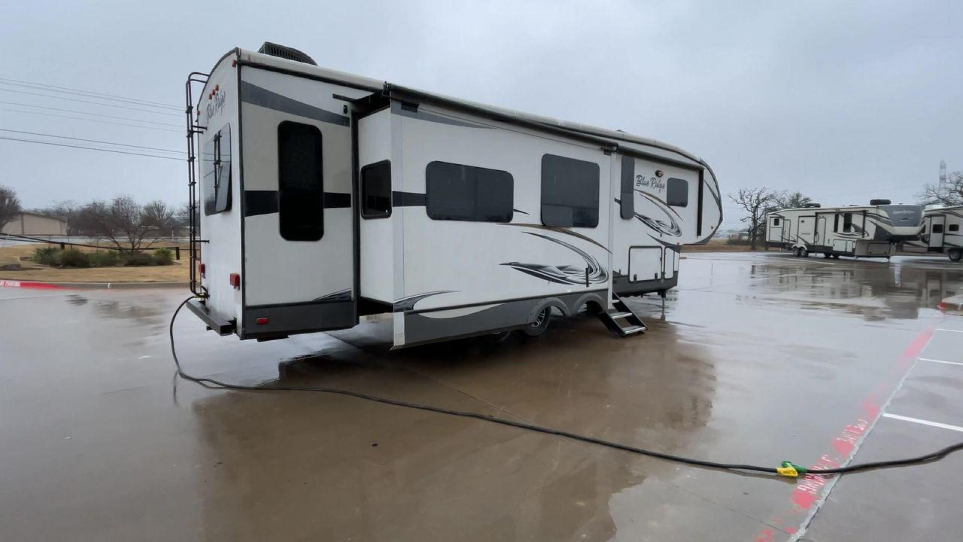 2014 TAN BLUE RIDGE 3025RL (4X4FBLF29EG) , Length: 35.5 ft. | Dry Weight: 11,614 lbs. | Gross Weight: 14,090 lbs. | Slides: 3 transmission, located at 4319 N Main St, Cleburne, TX, 76033, (817) 678-5133, 32.385960, -97.391212 - This 2014 Forest River Fifth Wheel measures 35.5 feet long and just over 8 feet wide with a dry weight of 11,614 lbs. It has a GVWR of 14,090 lbs and a hitch weight of 2,090 lbs. This unit has automatic heating and cooling rated at 35,000 and 15,000 BTUs, respectively. The exterior of this unit is a - Photo#1