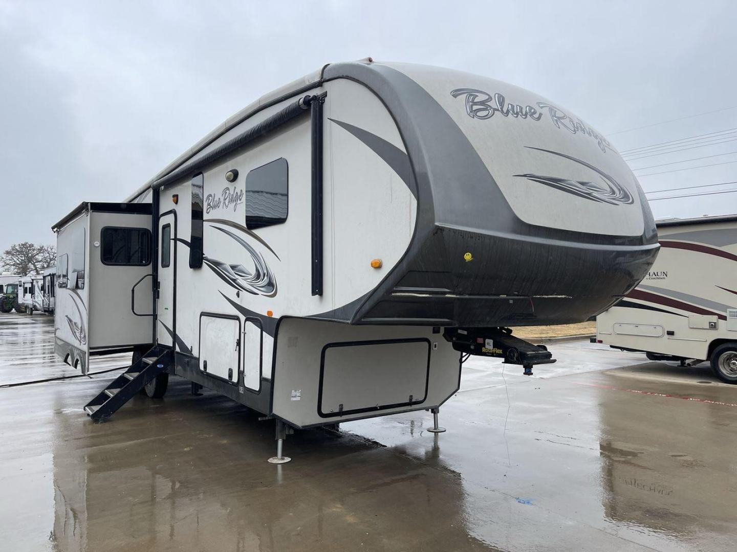 2014 TAN BLUE RIDGE 3025RL (4X4FBLF29EG) , Length: 35.5 ft. | Dry Weight: 11,614 lbs. | Gross Weight: 14,090 lbs. | Slides: 3 transmission, located at 4319 N Main St, Cleburne, TX, 76033, (817) 678-5133, 32.385960, -97.391212 - This 2014 Forest River Fifth Wheel measures 35.5 feet long and just over 8 feet wide with a dry weight of 11,614 lbs. It has a GVWR of 14,090 lbs and a hitch weight of 2,090 lbs. This unit has automatic heating and cooling rated at 35,000 and 15,000 BTUs, respectively. The exterior of this unit is a - Photo#23