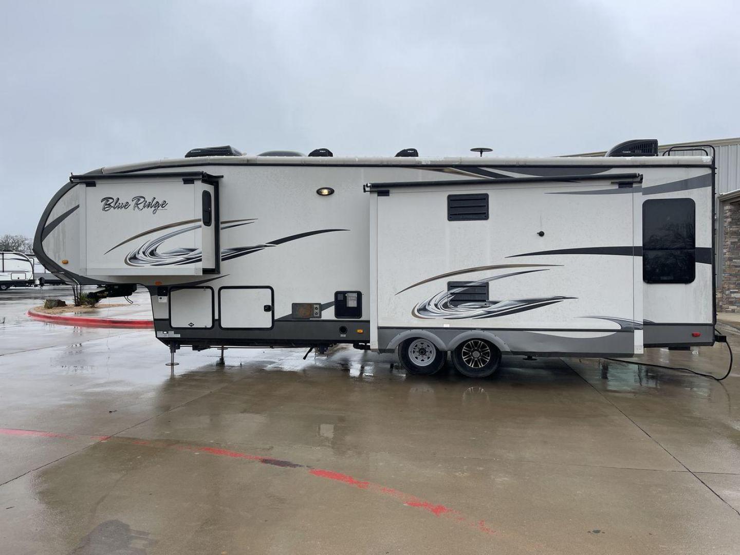 2014 TAN BLUE RIDGE 3025RL (4X4FBLF29EG) , Length: 35.5 ft. | Dry Weight: 11,614 lbs. | Gross Weight: 14,090 lbs. | Slides: 3 transmission, located at 4319 N Main St, Cleburne, TX, 76033, (817) 678-5133, 32.385960, -97.391212 - This 2014 Forest River Fifth Wheel measures 35.5 feet long and just over 8 feet wide with a dry weight of 11,614 lbs. It has a GVWR of 14,090 lbs and a hitch weight of 2,090 lbs. This unit has automatic heating and cooling rated at 35,000 and 15,000 BTUs, respectively. The exterior of this unit is a - Photo#24