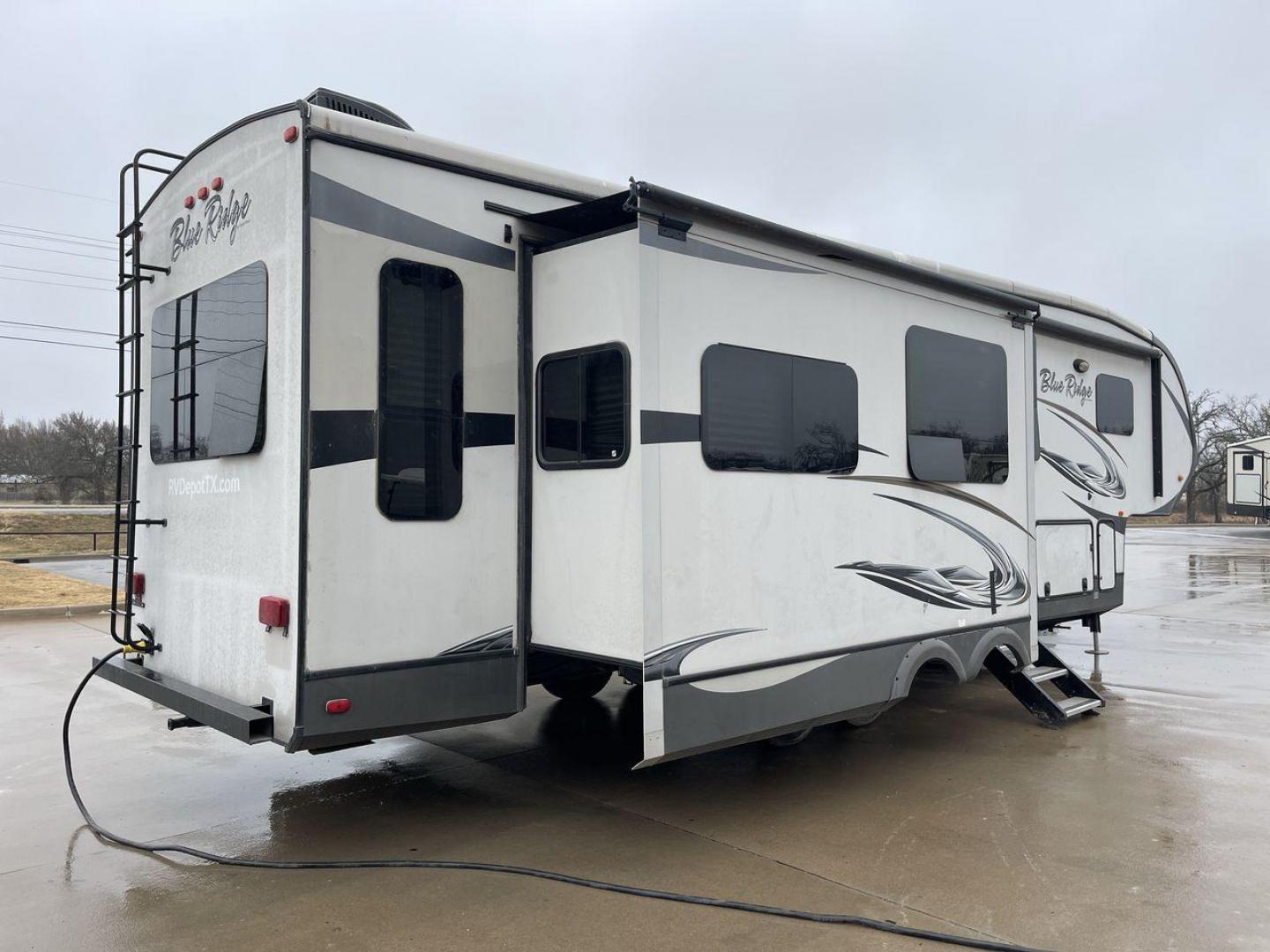 2014 TAN BLUE RIDGE 3025RL (4X4FBLF29EG) , Length: 35.5 ft. | Dry Weight: 11,614 lbs. | Gross Weight: 14,090 lbs. | Slides: 3 transmission, located at 4319 N Main St, Cleburne, TX, 76033, (817) 678-5133, 32.385960, -97.391212 - This 2014 Forest River Fifth Wheel measures 35.5 feet long and just over 8 feet wide with a dry weight of 11,614 lbs. It has a GVWR of 14,090 lbs and a hitch weight of 2,090 lbs. This unit has automatic heating and cooling rated at 35,000 and 15,000 BTUs, respectively. The exterior of this unit is a - Photo#25